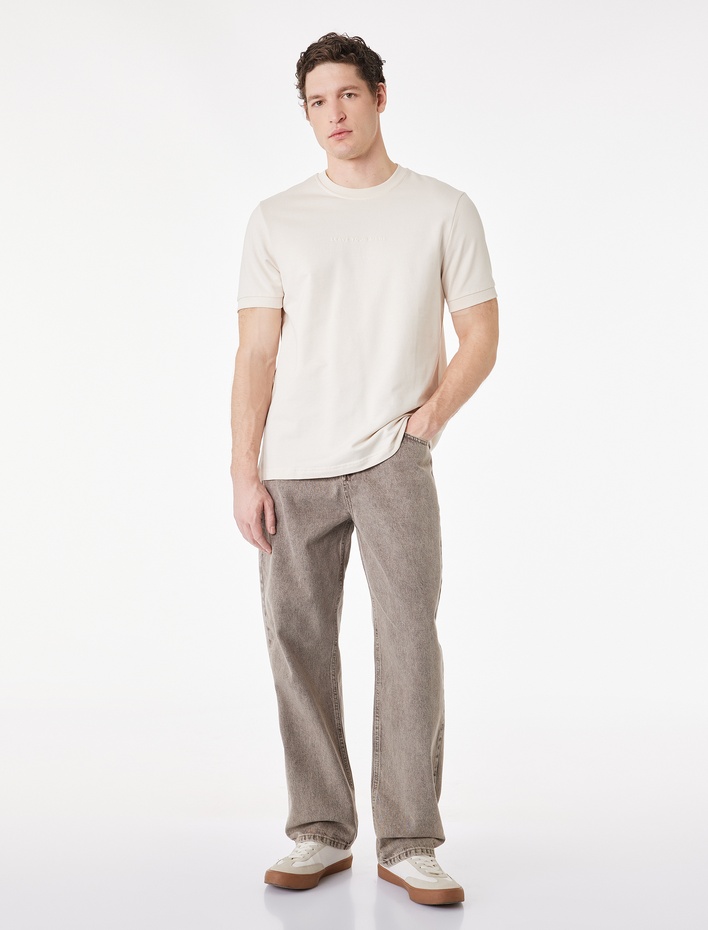  Regular Fit Kısa Kollu Pamuklu Ribanalı Baskı Detaylı Bisiklet Yaka Tişört