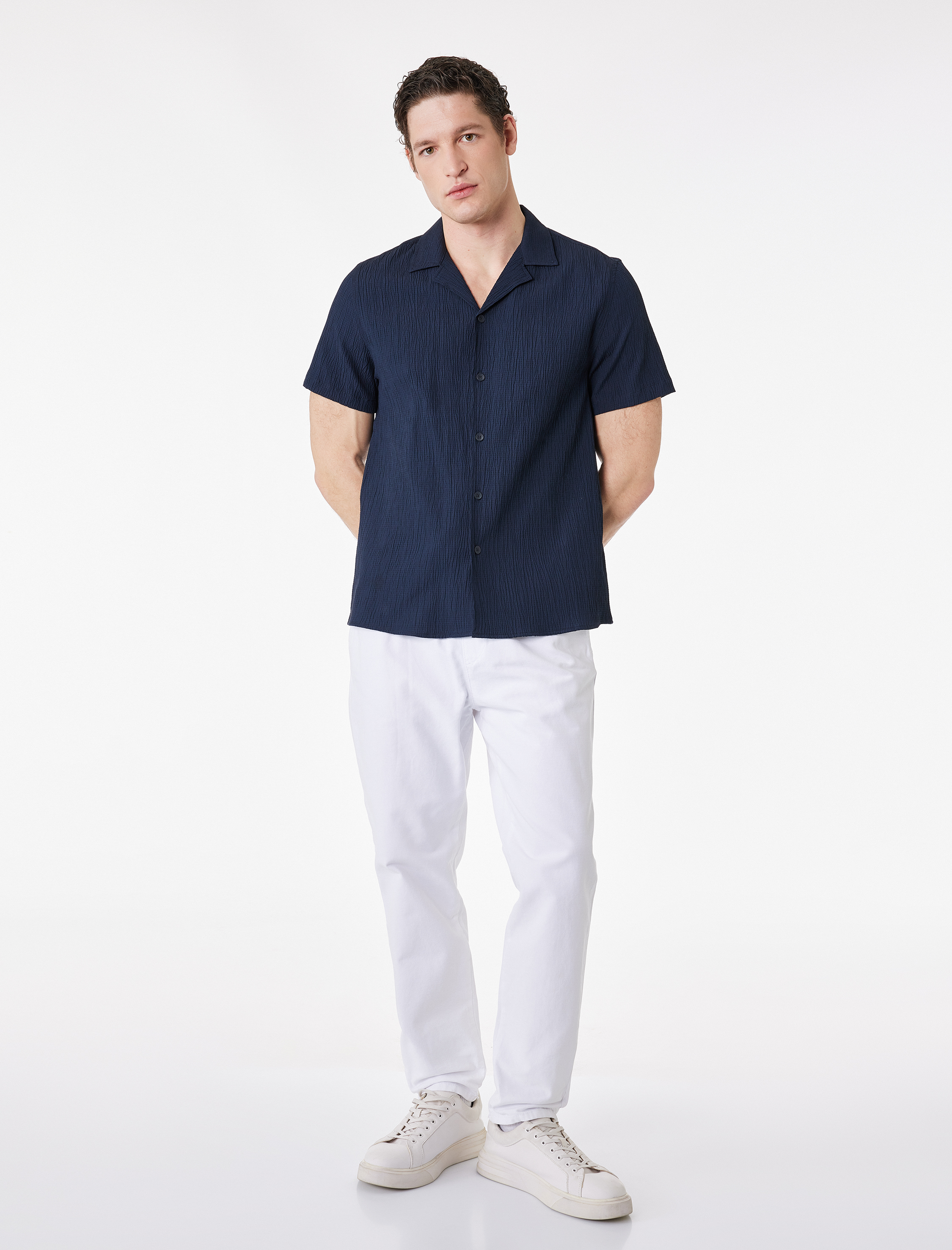   Regular Fit Dokulu Düğmeli Kısa Kollu Apaş Yaka Gömlek