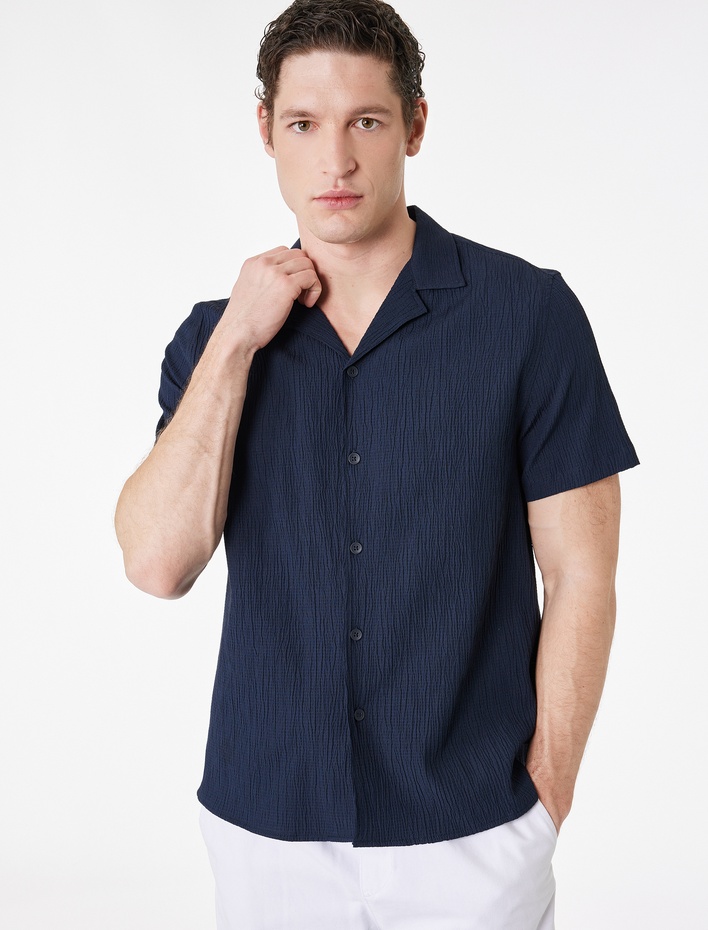  Regular Fit Dokulu Düğmeli Kısa Kollu Apaş Yaka Gömlek