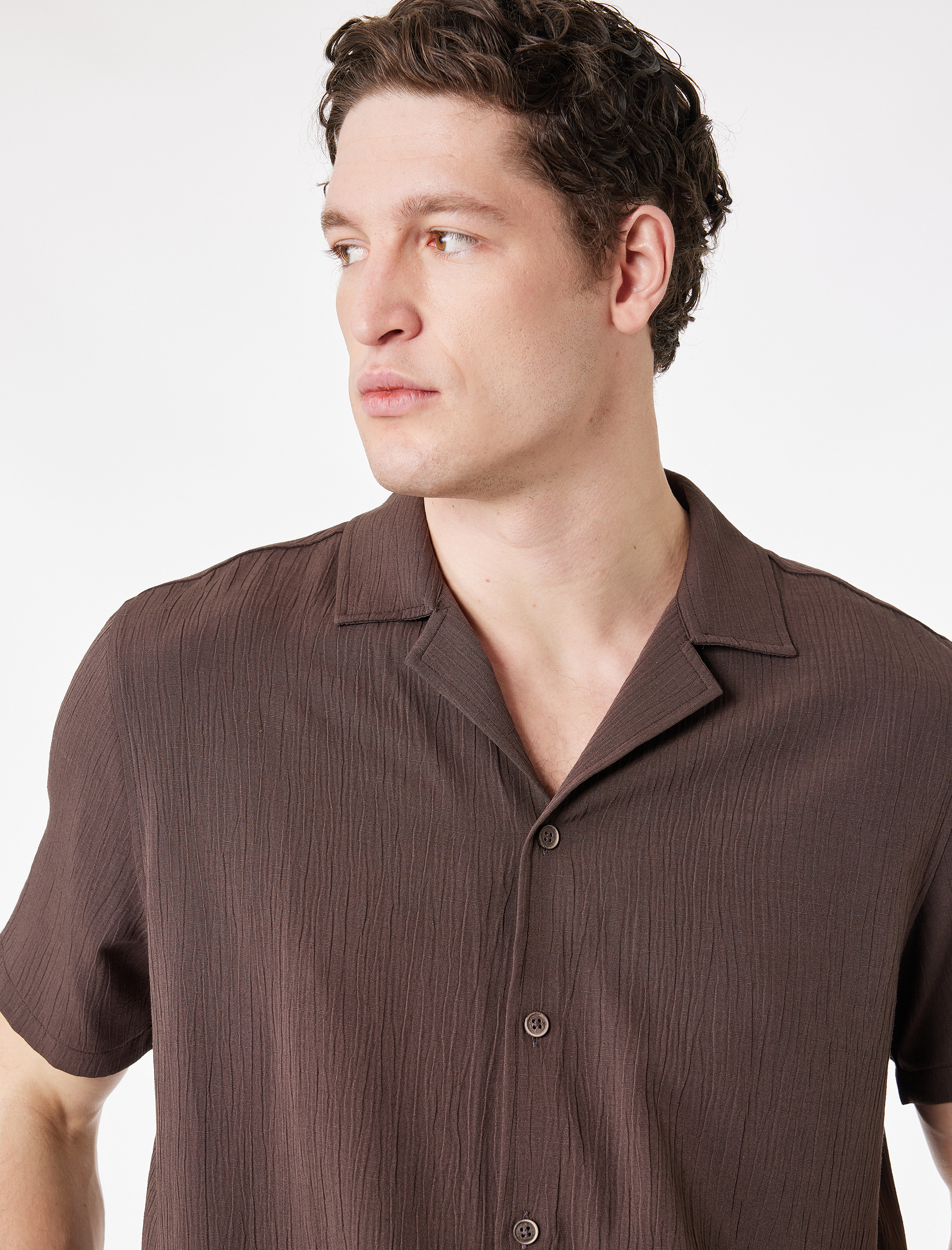   Kısa Kollu Viskon Karışımlı Krinkıl Kumaş Devrik Yaka Gömlek