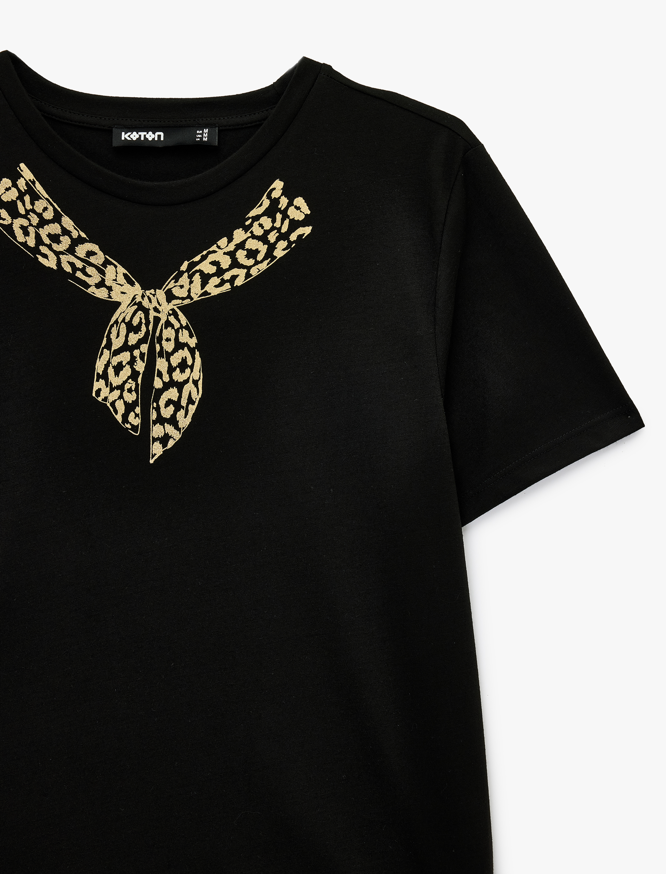   Kısa Kollu Bisiklet Yaka Leoparlı Fular Baskı Detaylı Tişört