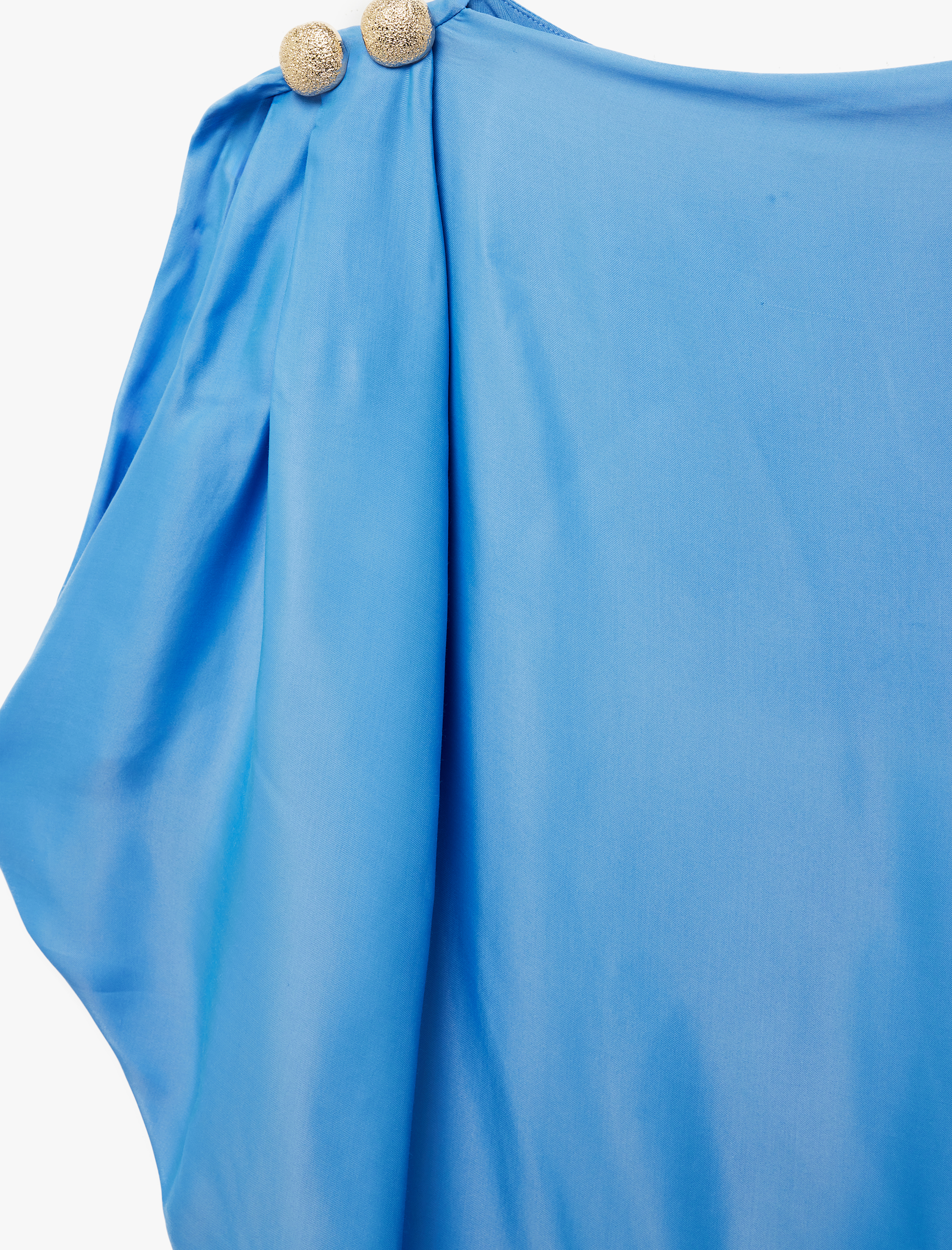   Rahat Kalıp Metal Aksesuarlı Dökümlü Kayık Yaka Kolsuz Viskon Bluz