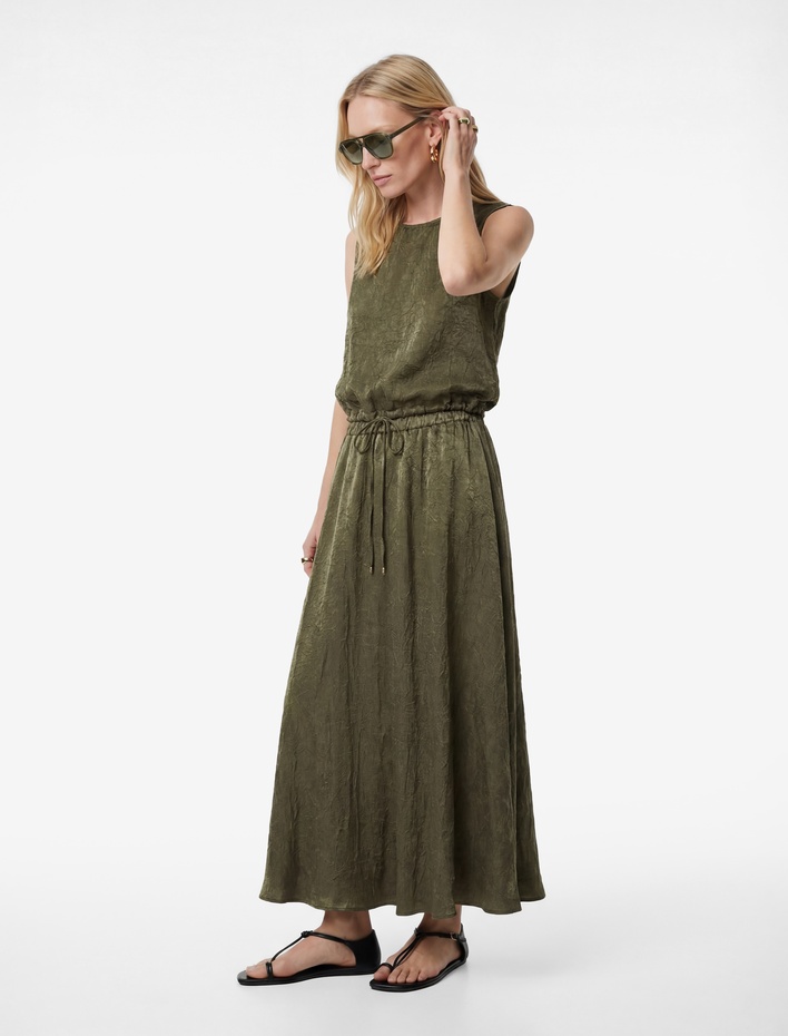  Beli Bağcıklı Kolsuz Yuvarlak Yaka Dokulu Saten Bluz