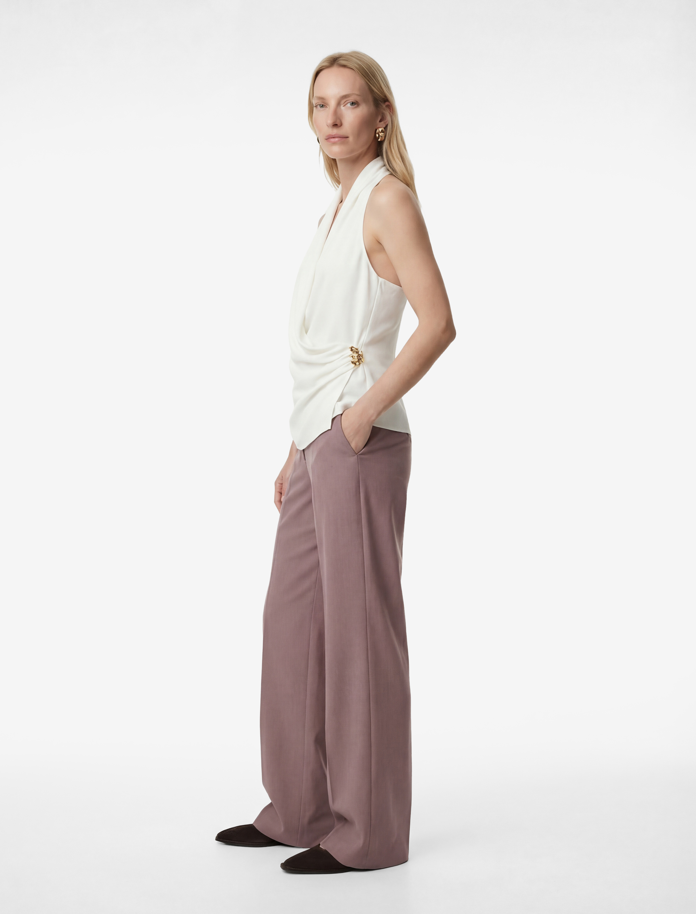   Krep Kumaş Aksesuarlı Derin Dökümlü Yaka Kruvaze Kolsuz Bluz