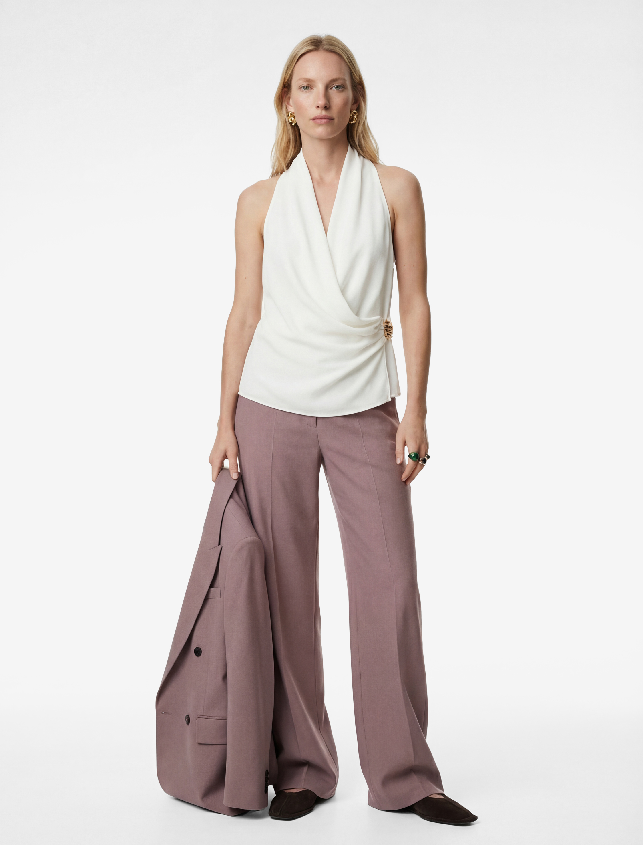   Krep Kumaş Aksesuarlı Derin Dökümlü Yaka Kruvaze Kolsuz Bluz