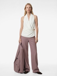 Krep Kumaş Aksesuarlı Derin Dökümlü Yaka Kruvaze Kolsuz Bluz