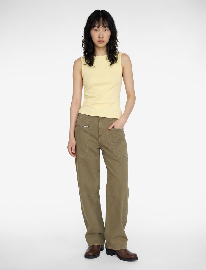  Slim Fit Asimetrik Kesim Kolsuz Kayık Yaka Bluz