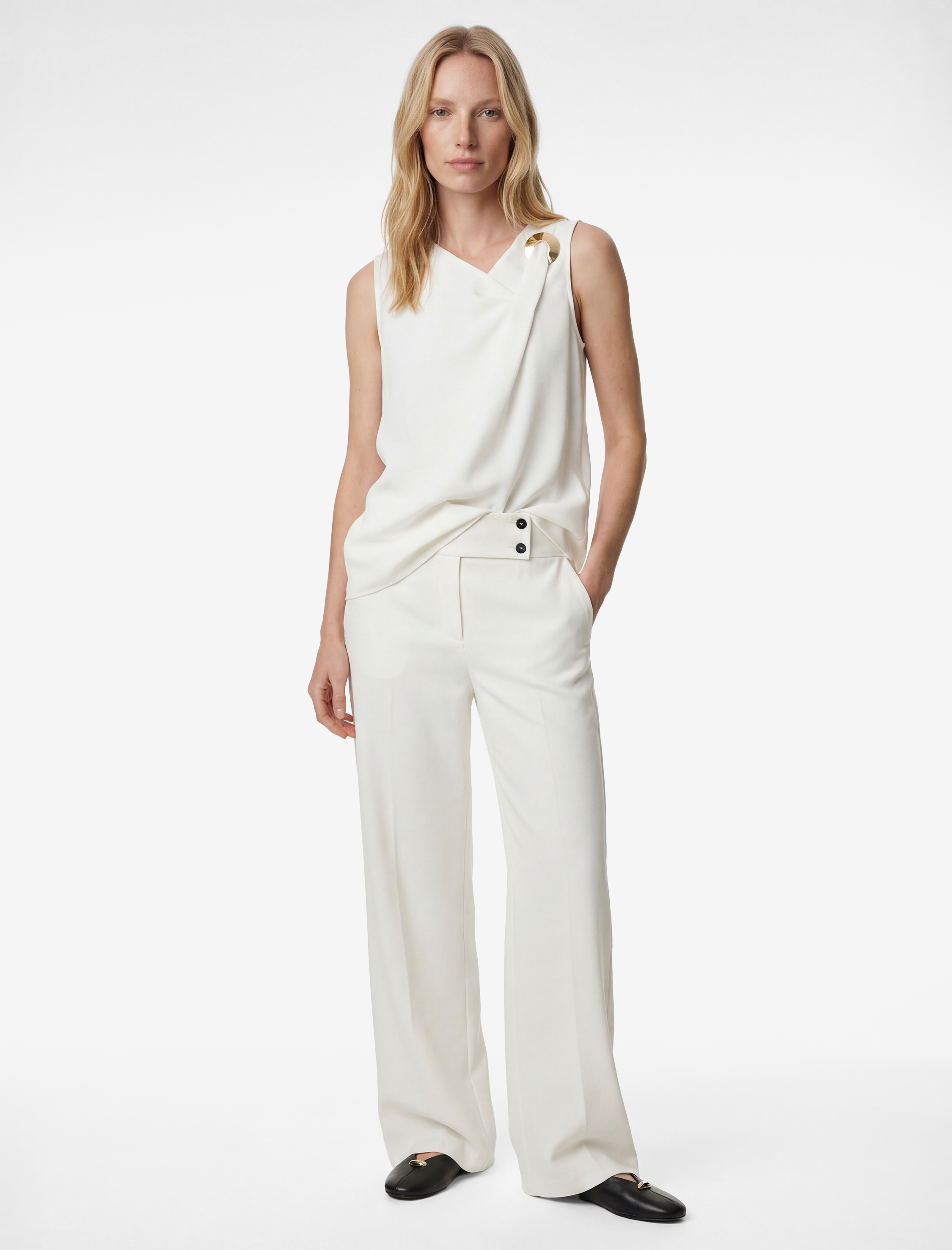   Asimetrik Yaka Metal Aksesuarlı Kolsuz Bluz