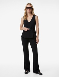 Cep Detaylı Kemerli Kolsuz V Yaka Bluz