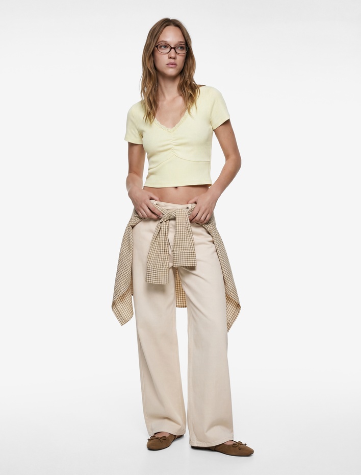  Büzgülü Dantel Detaylı Slim Fit V Yaka Kısa Kollu Tişört