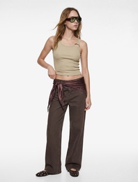 Metal Aksesuarlı Asimetrik Yaka Kolsuz Bluz