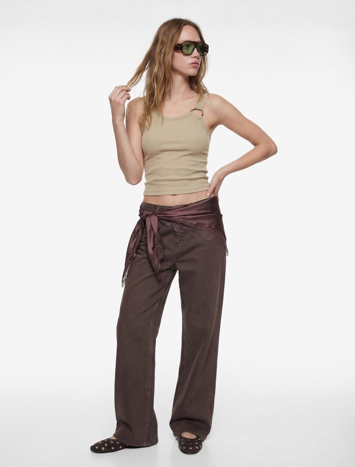  Metal Aksesuarlı Asimetrik Yaka Kolsuz Bluz