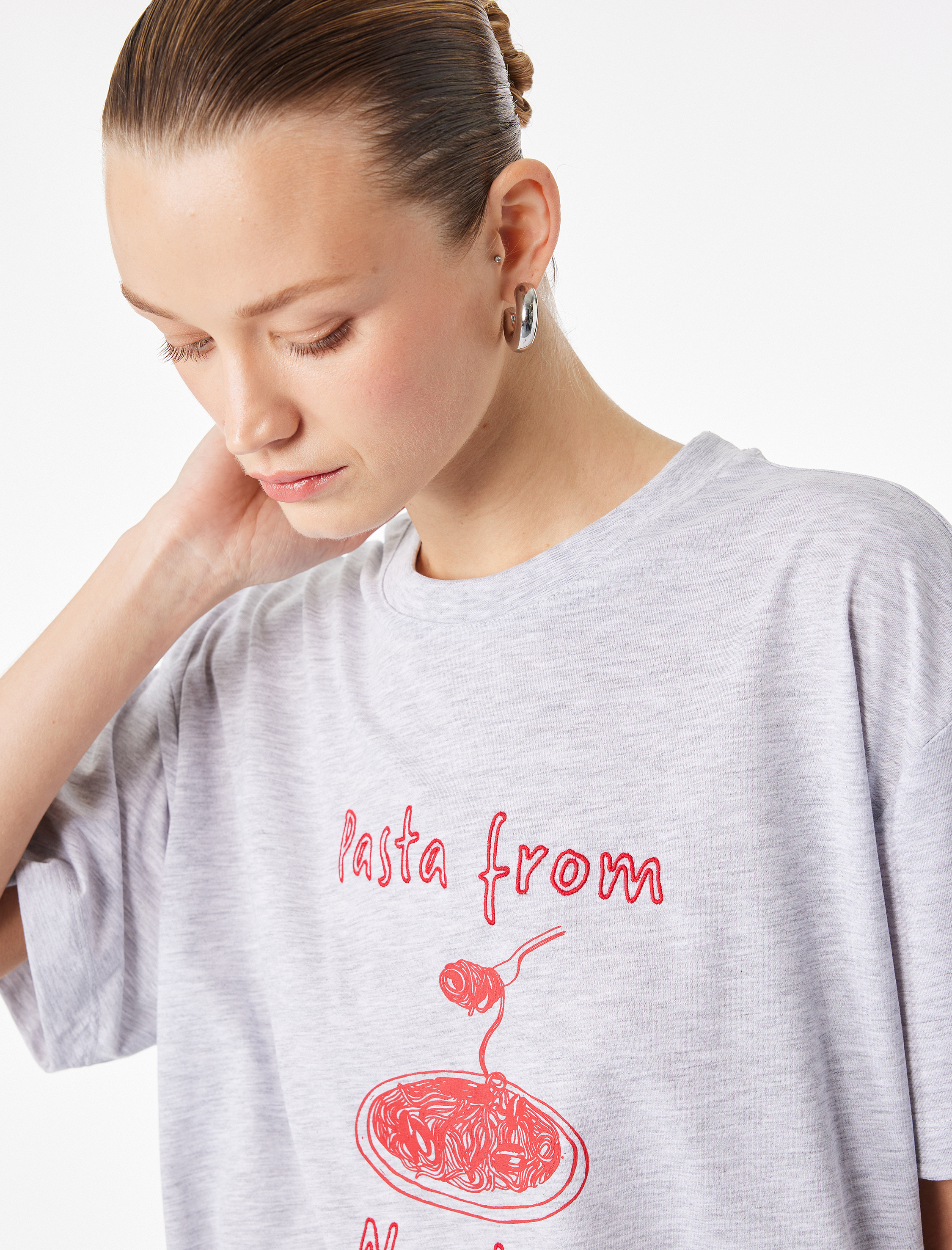   Kısa Kollu Bisiklet Yaka Nakış ve Baskı Detaylı Tişört