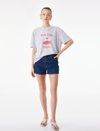 Kısa Kollu Bisiklet Yaka Nakış ve Baskı Detaylı Tişört