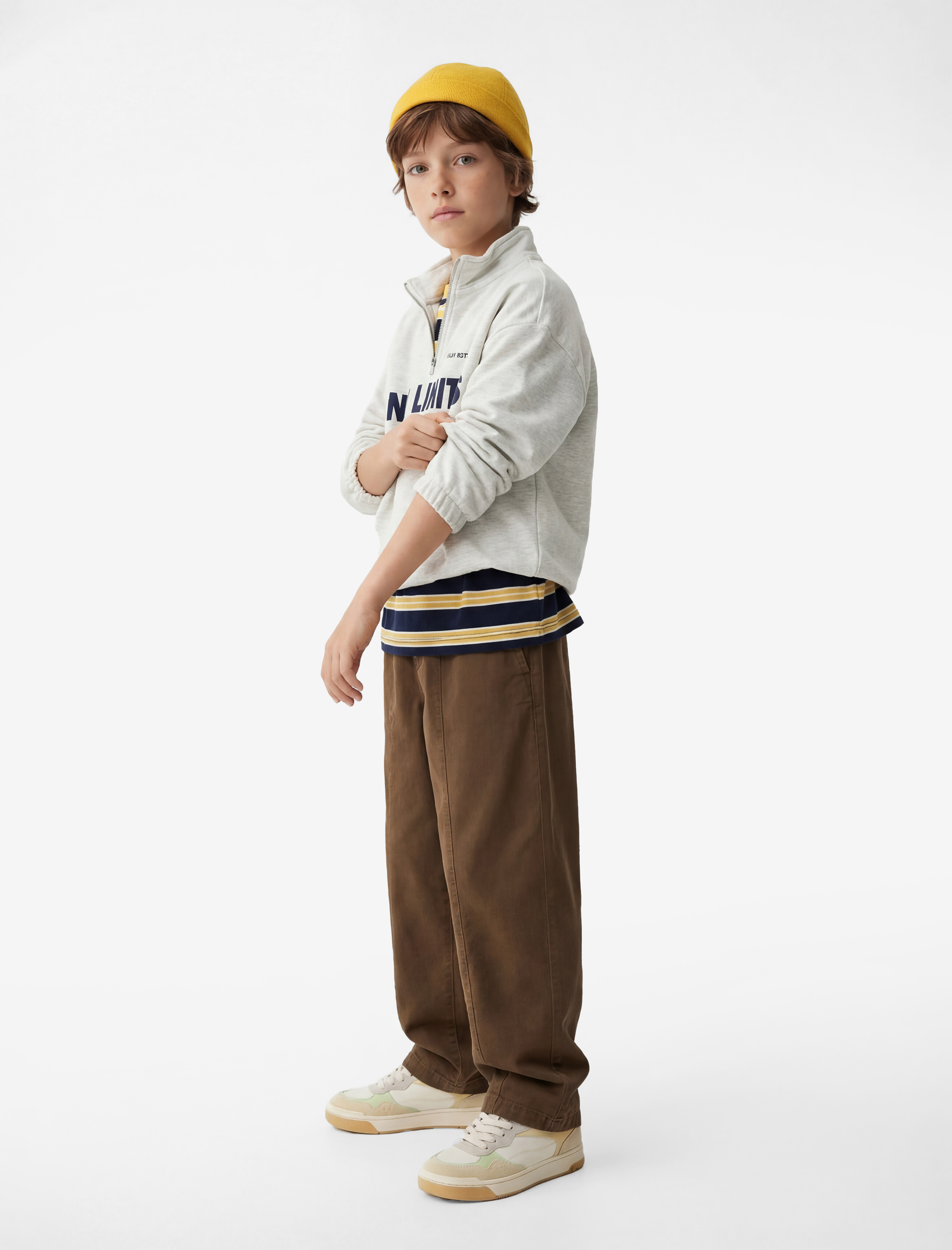  Erkek Çocuk Pamuklu Üç İplik Uzun Kollu Dik Yaka Yarım Fermuarlı Baskılı Sweatshirt