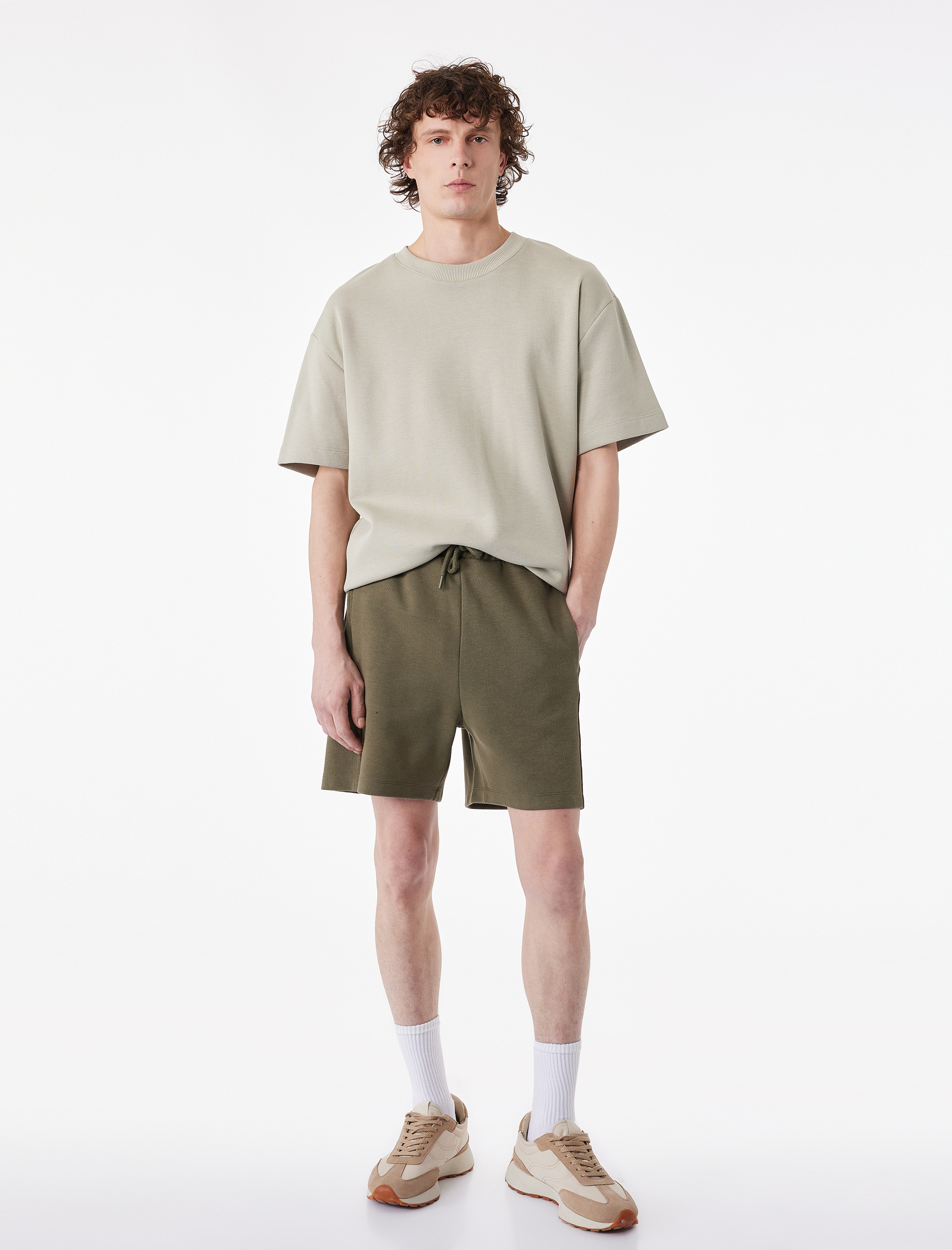   Dikiş Detaylı Cepli Beli Bağcıklı Şort