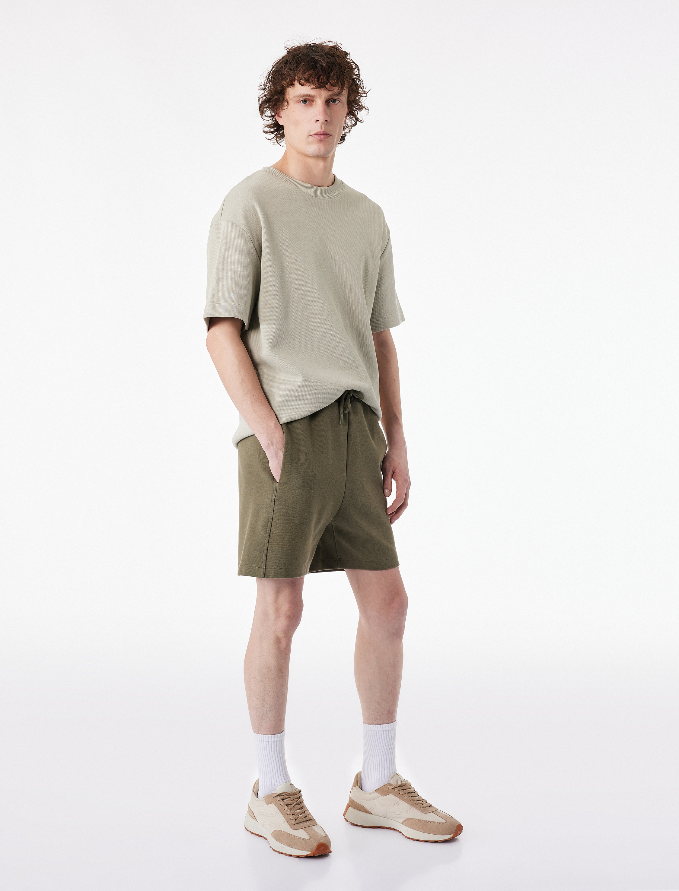   Dikiş Detaylı Cepli Beli Bağcıklı Şort