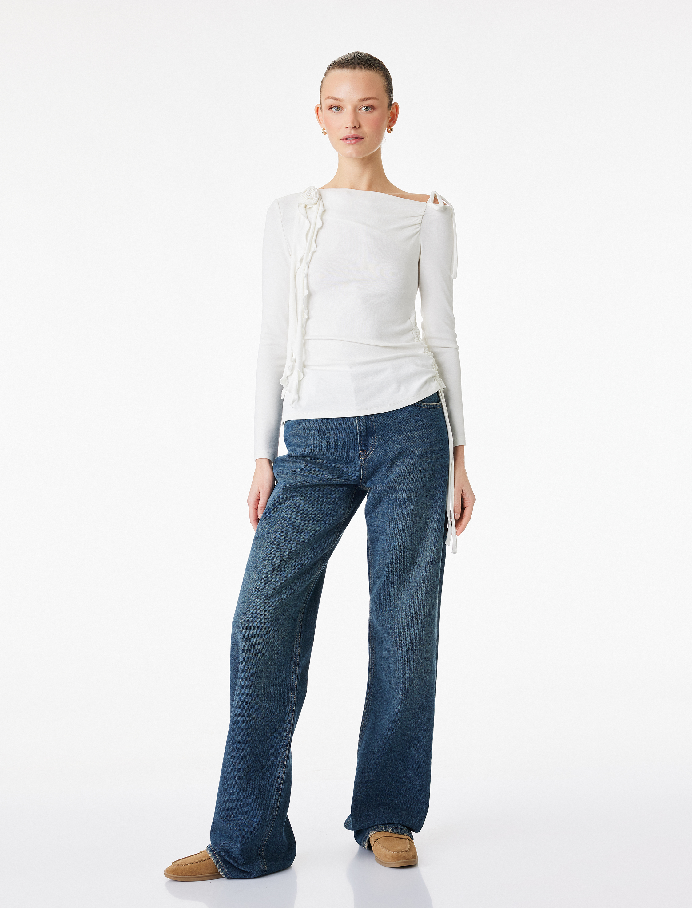   Slim Fit Fırfırlı Gül Aplike Detaylı Büzgülü Uzun Kollu Kayık Yaka Bluz