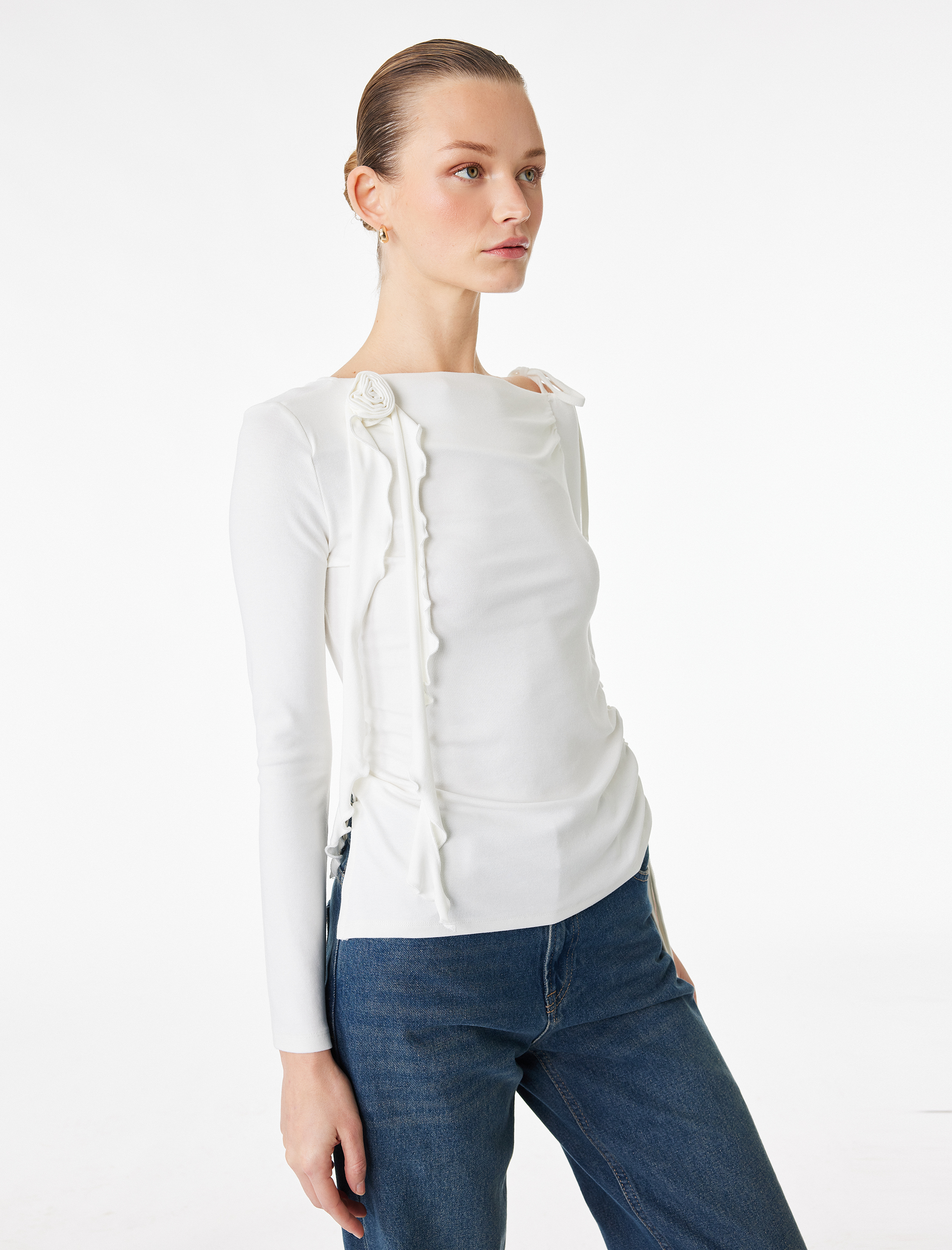   Slim Fit Fırfırlı Gül Aplike Detaylı Büzgülü Uzun Kollu Kayık Yaka Bluz