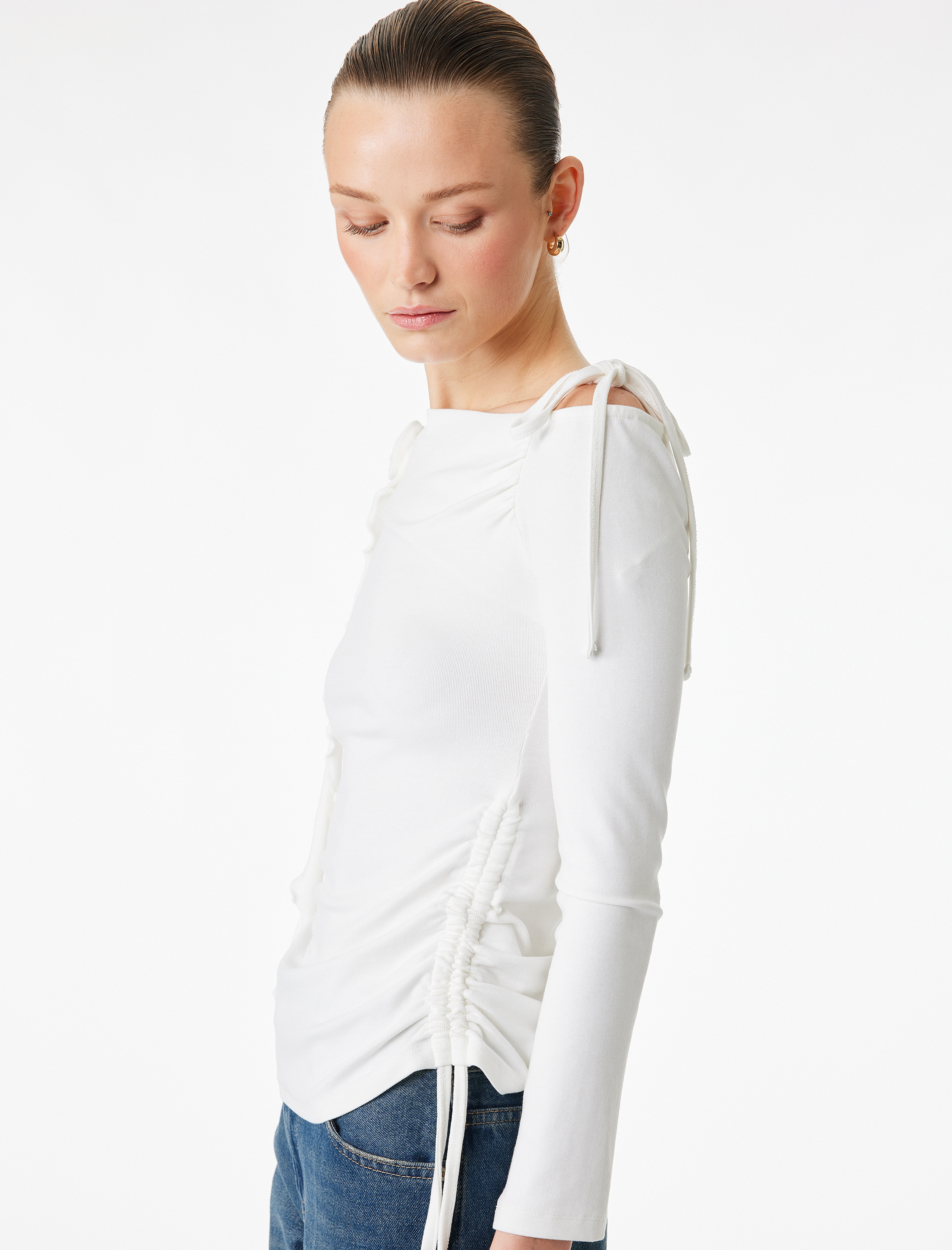   Slim Fit Fırfırlı Gül Aplike Detaylı Büzgülü Uzun Kollu Kayık Yaka Bluz