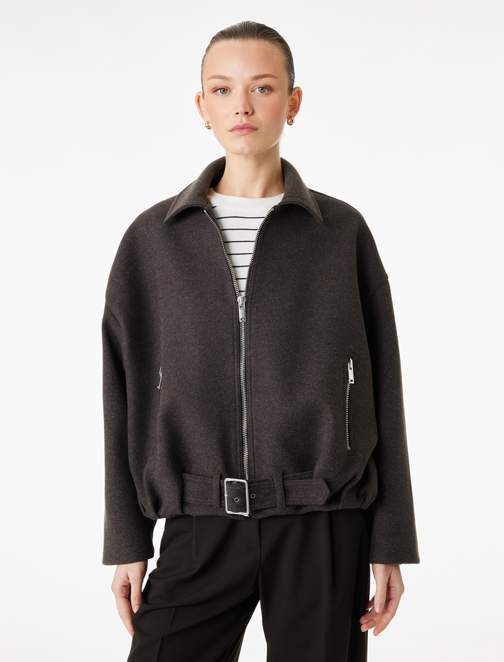  Uzun Kollu Kemer Detaylı Cepli Fermuarlı Oversize Kaşe Bomber Ceket