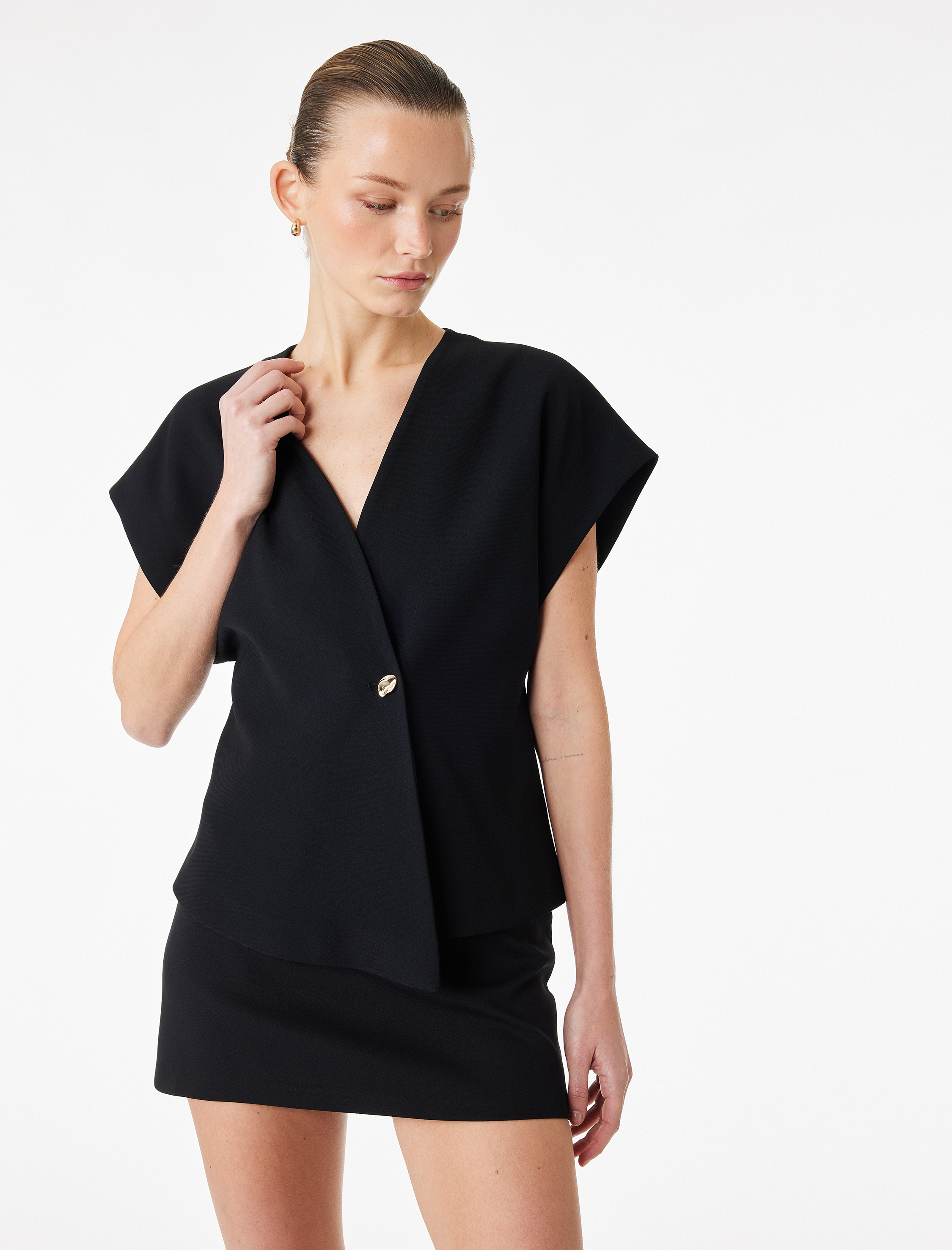   Kolsuz Metal Aksesuarlı Asimetrik Kruvaze Yaka Yelek