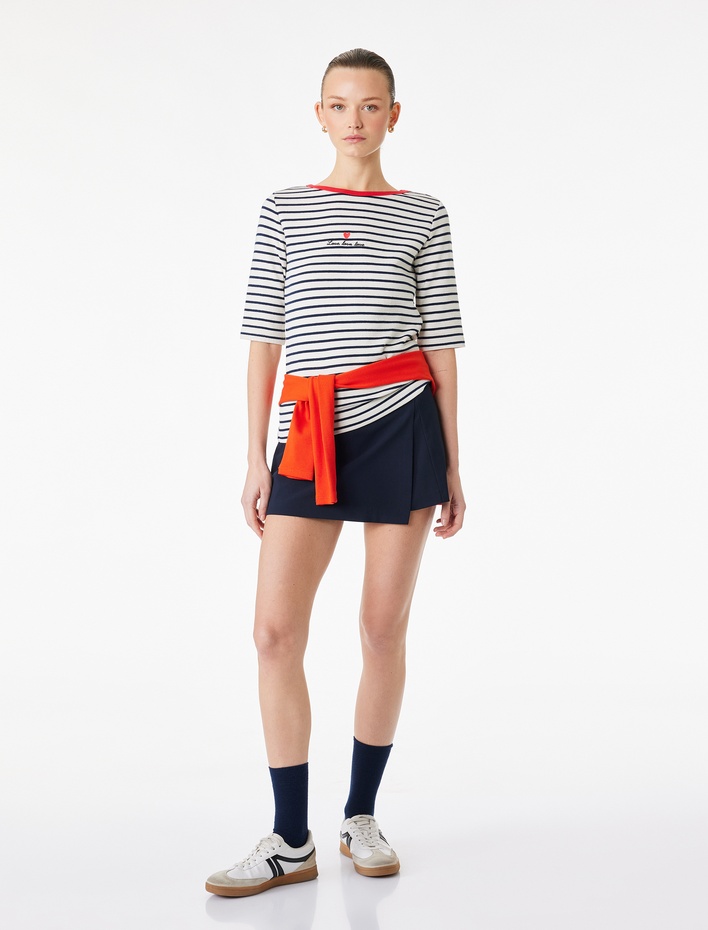  Slim Fit Kısa Kollu Bisiklet Yaka Kalpli Nakış Detaylı Çizgili Tişört