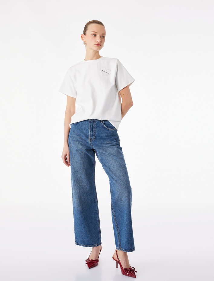  Pamuklu Kısa Kollu Bisiklet Yaka Nakış Detaylı Kalpli Tişört