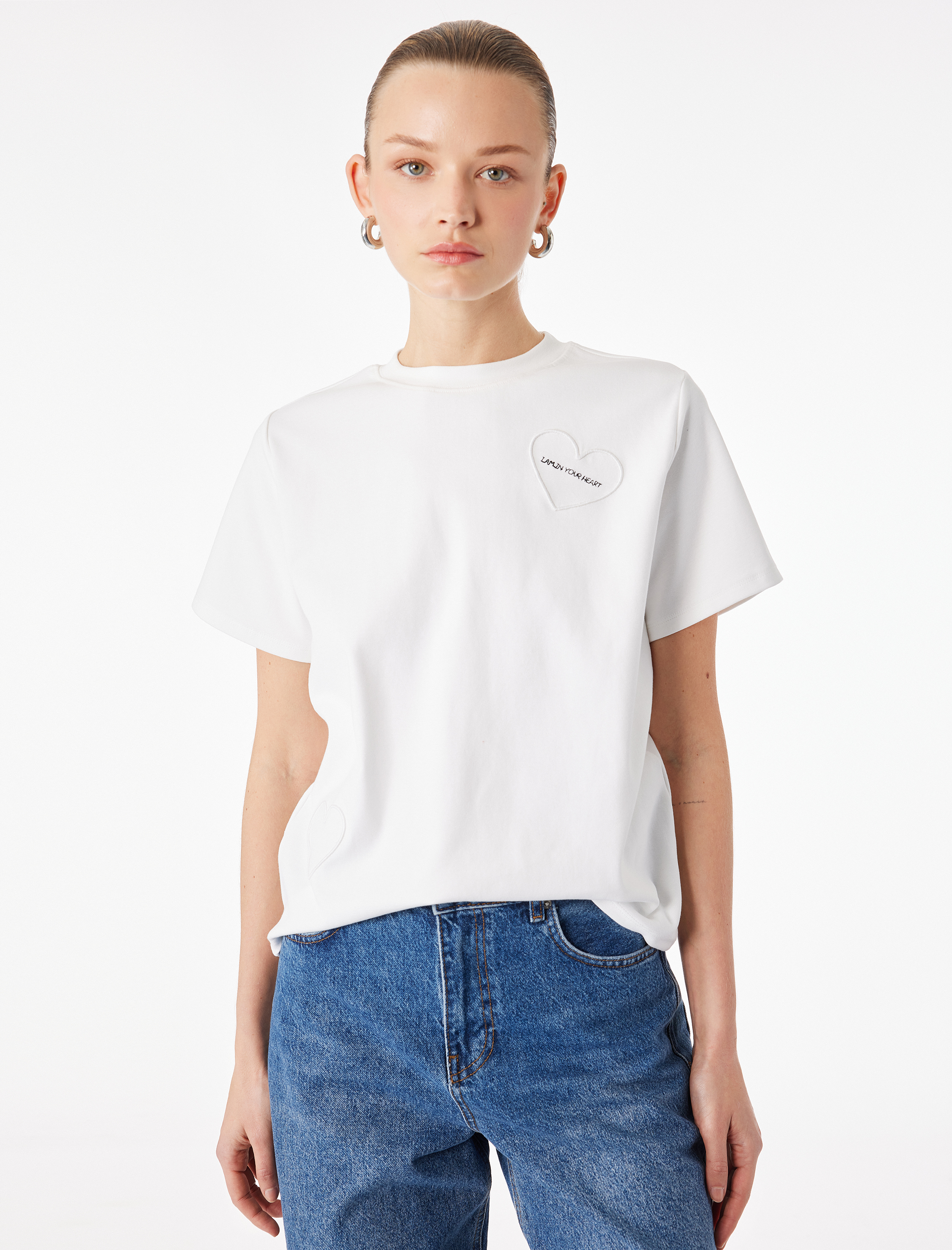   Pamuklu Kısa Kollu Bisiklet Yaka Nakış Detaylı Kalpli Tişört