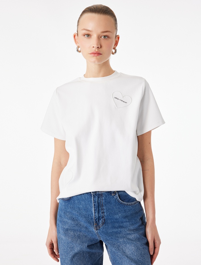  Pamuklu Kısa Kollu Bisiklet Yaka Nakış Detaylı Kalpli Tişört