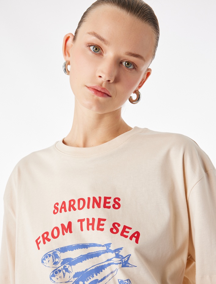  Pamuklu Kısa Kollu Bisiklet Yaka Grafik Sardalya Baskılı Oversize Tişört