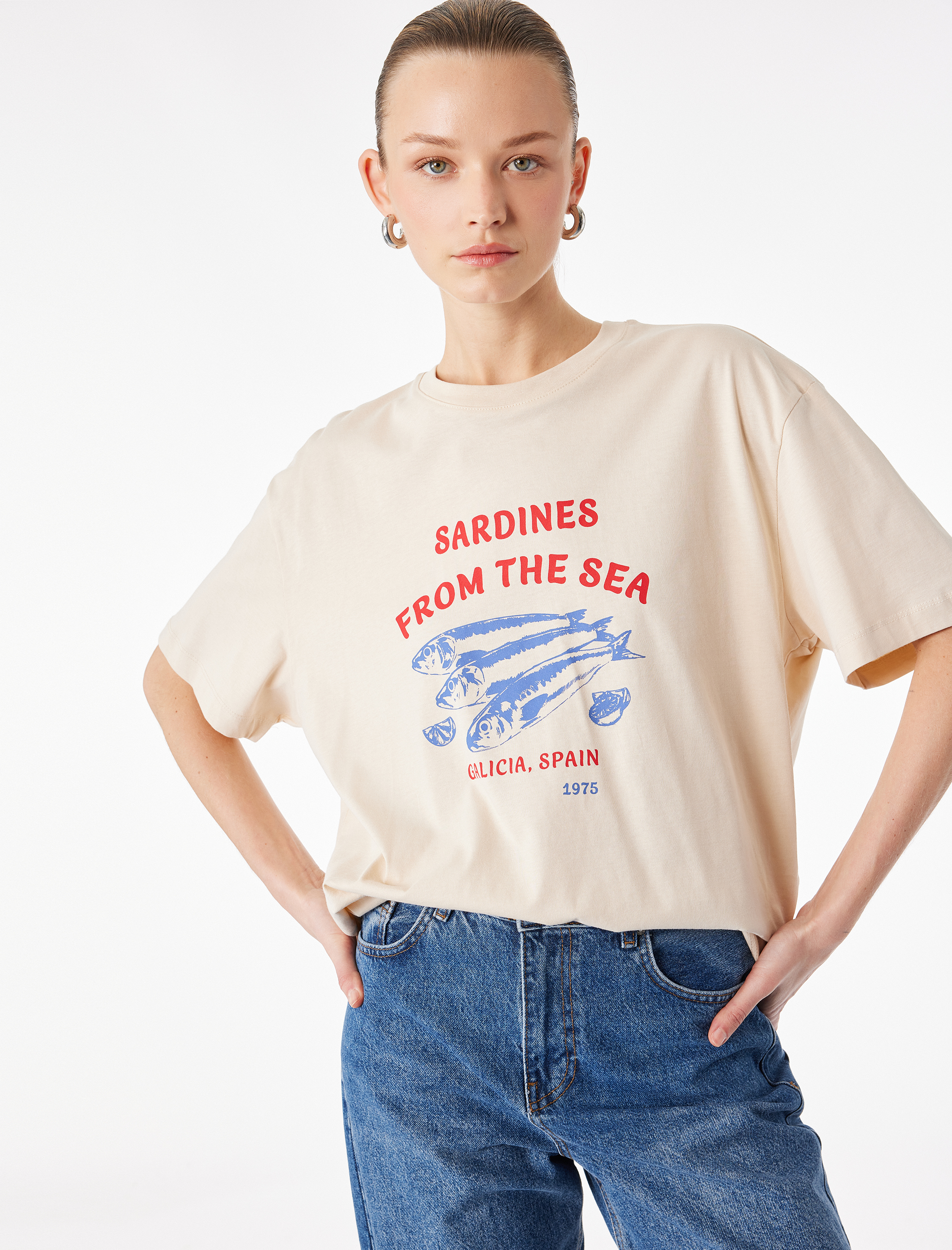   Pamuklu Kısa Kollu Bisiklet Yaka Grafik Sardalya Baskılı Oversize Tişört