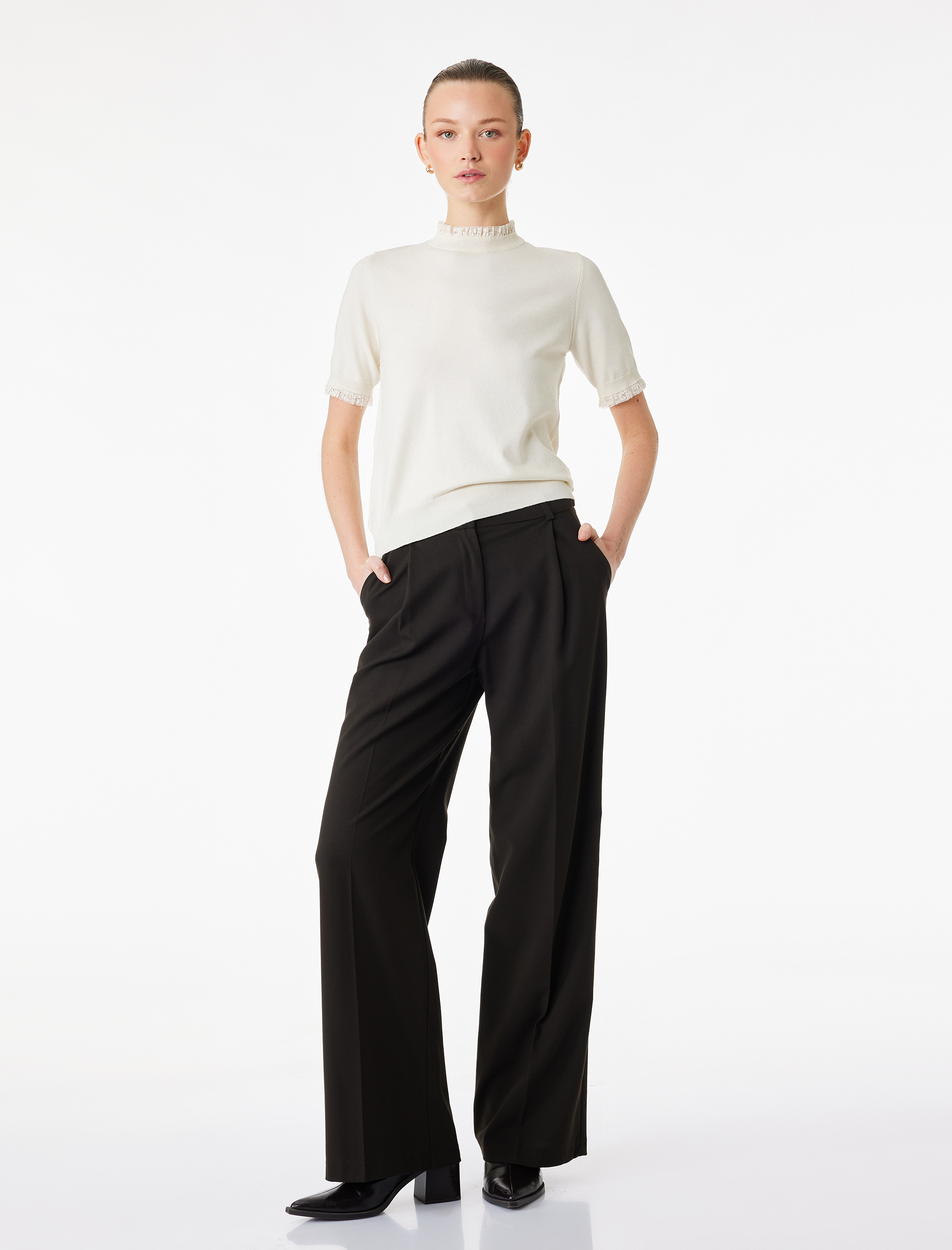   Koyun Yünü Karışımlı Kısa Kollu Dantel Detaylı Bisiklet Yaka Triko Kazak