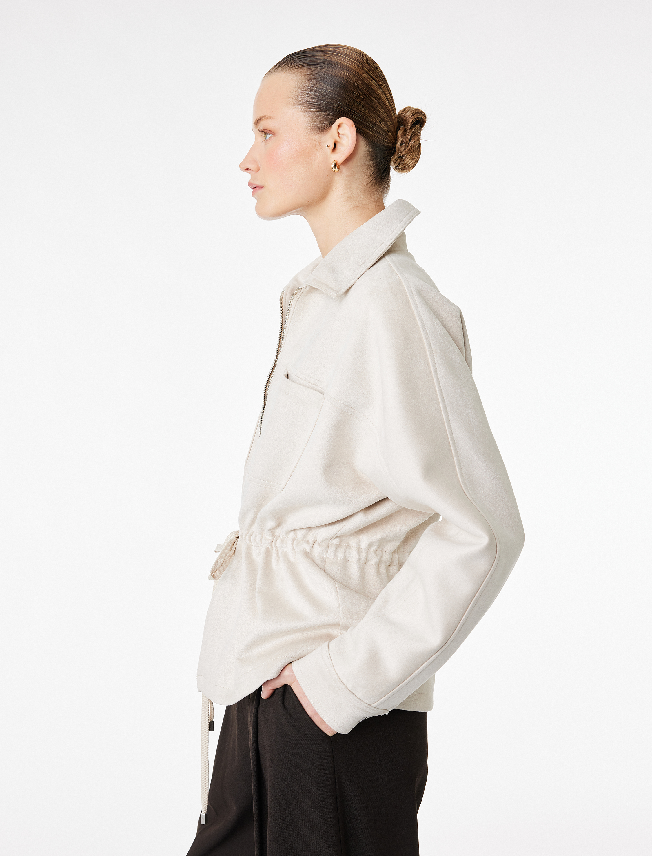   Uzun Kollu Cepli Belden Bağlama Detaylı Fermuarlı Süet Görünümlü Ceket