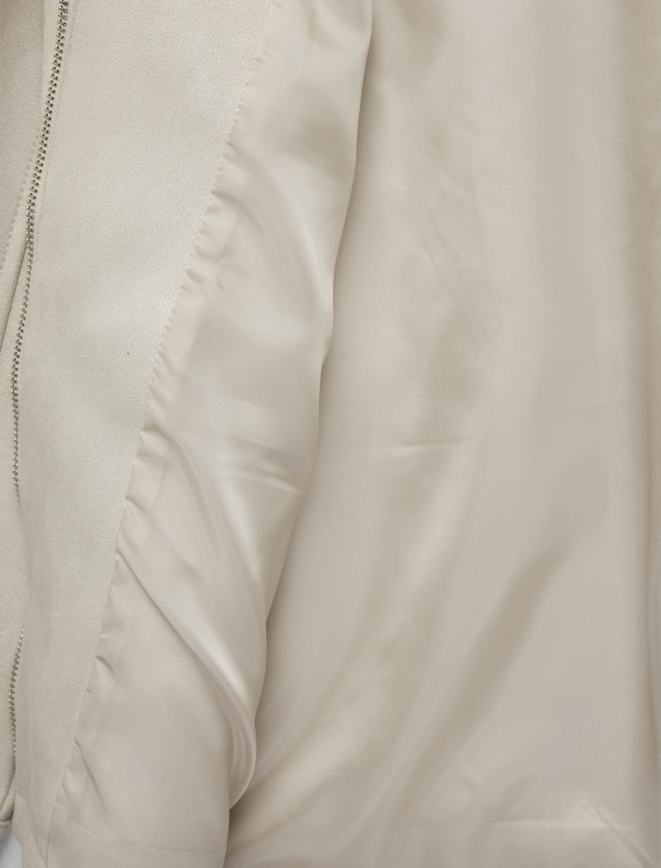   Uzun Kollu Cepli Belden Bağlama Detaylı Fermuarlı Süet Görünümlü Ceket