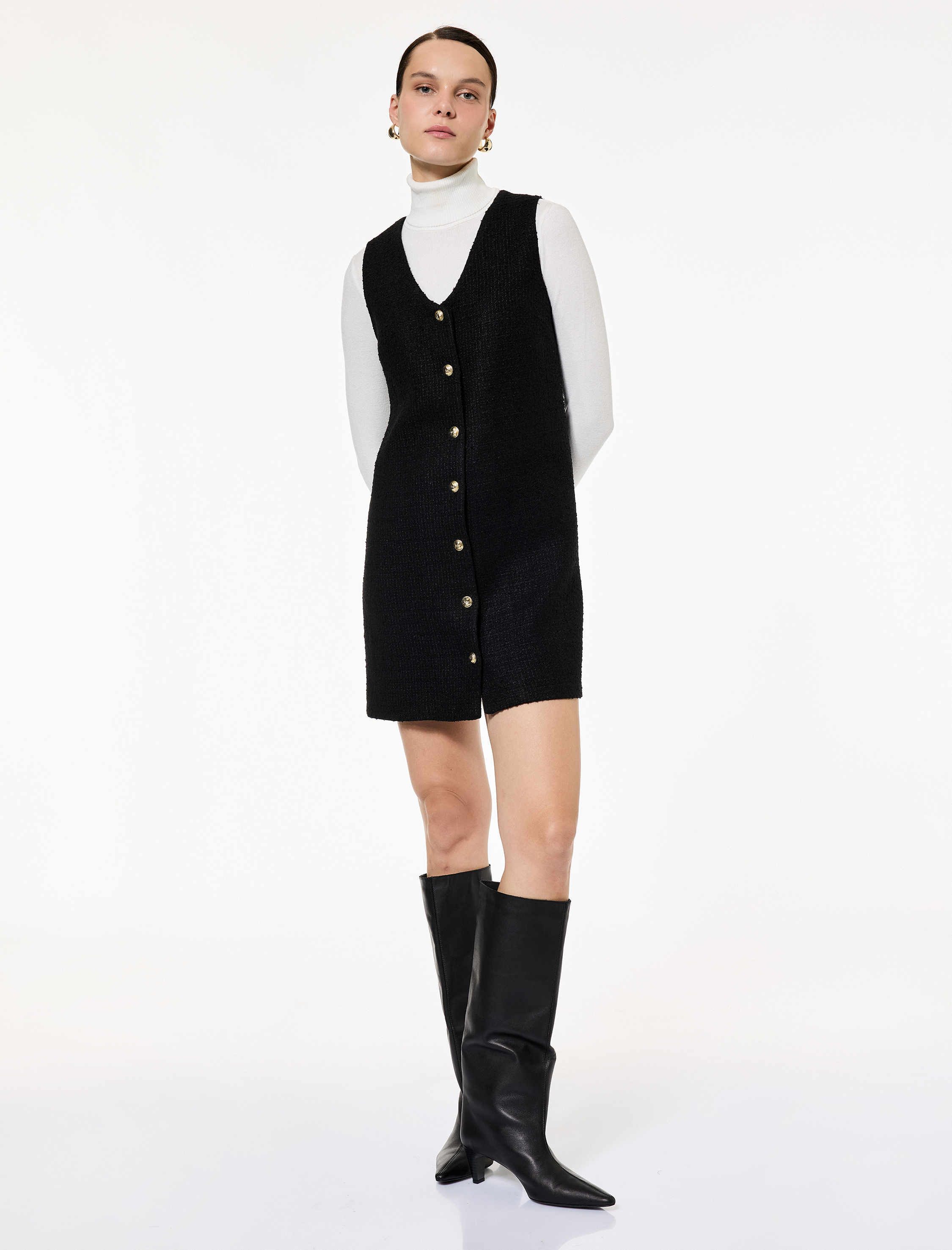   V Yaka Kolsuz Düğmeli Mini Elbise