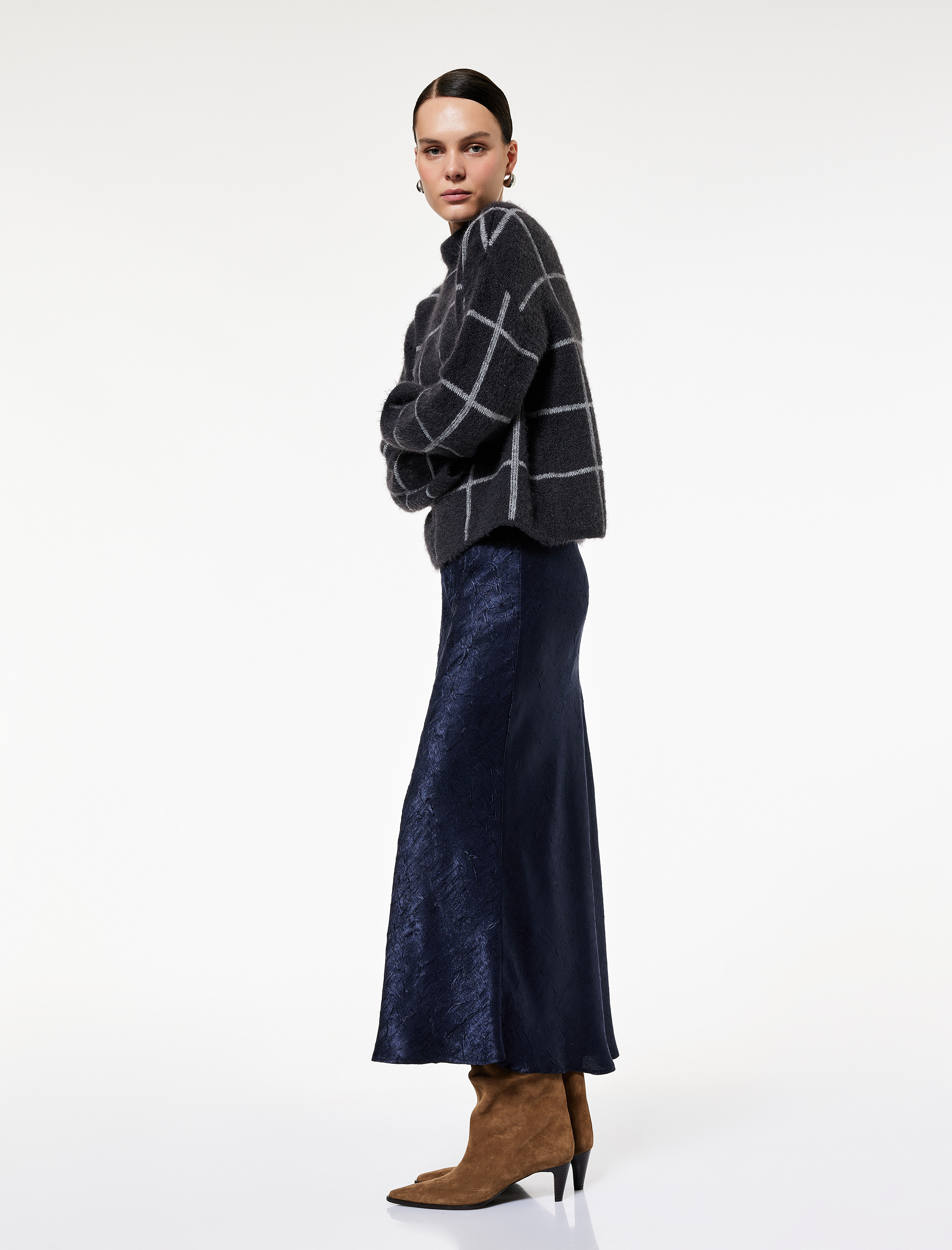   Slim Fit Balık Kesim Dokulu Midi Saten Etek