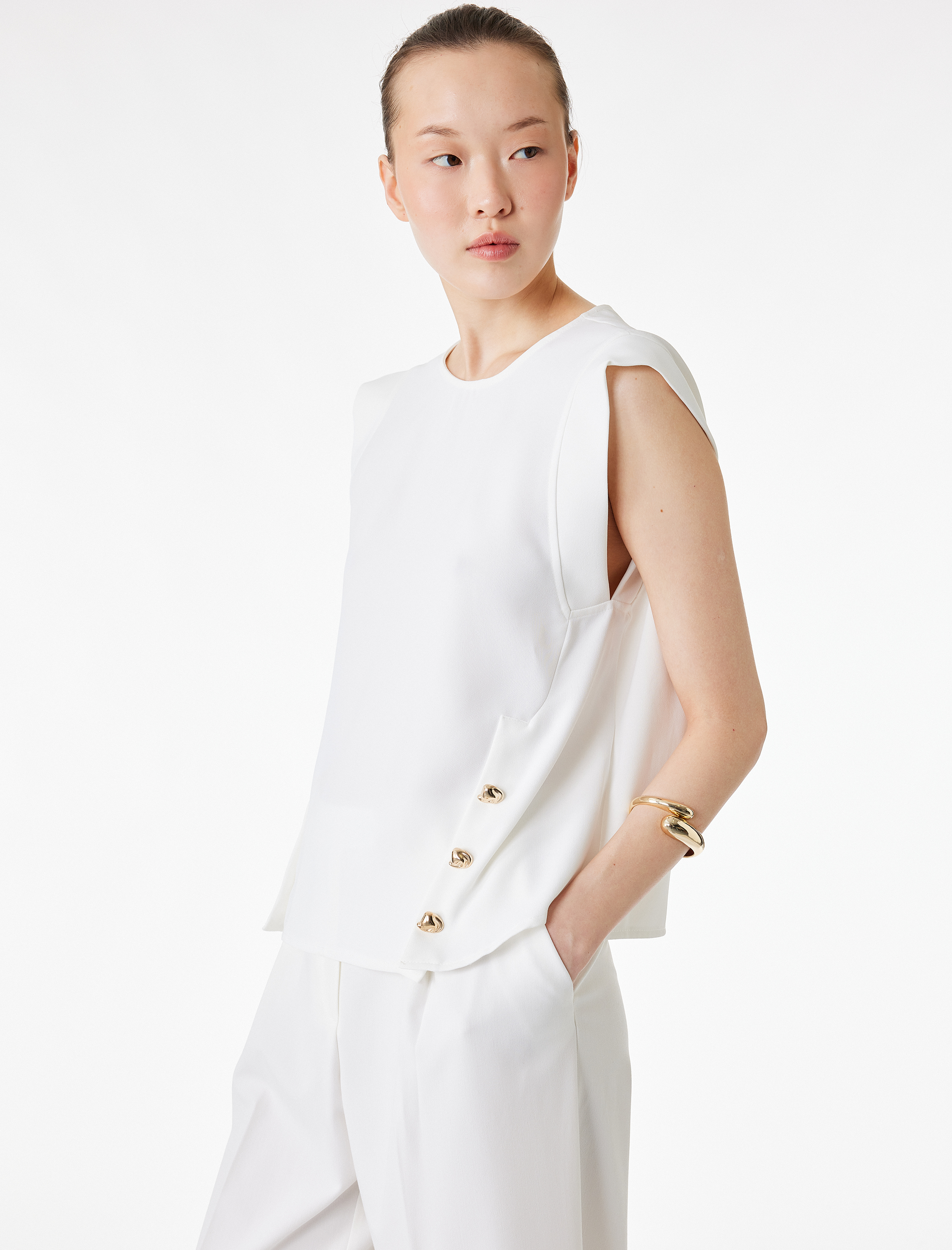   Krep Kumaş Bisiklet Yaka Metal Aksesuarlı Kolsuz Bluz