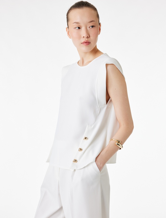  Krep Kumaş Bisiklet Yaka Metal Aksesuarlı Kolsuz Bluz