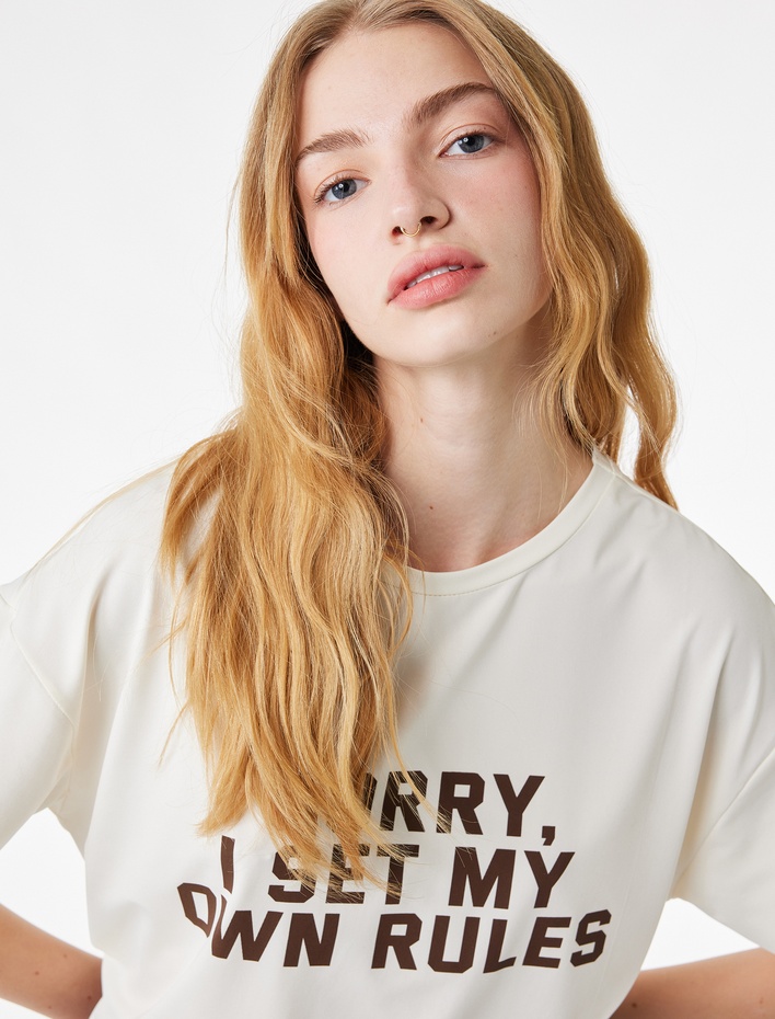  Rahat Kalıp Kısa Kollu Bisiklet Yaka Slogan Baskılı Tişört