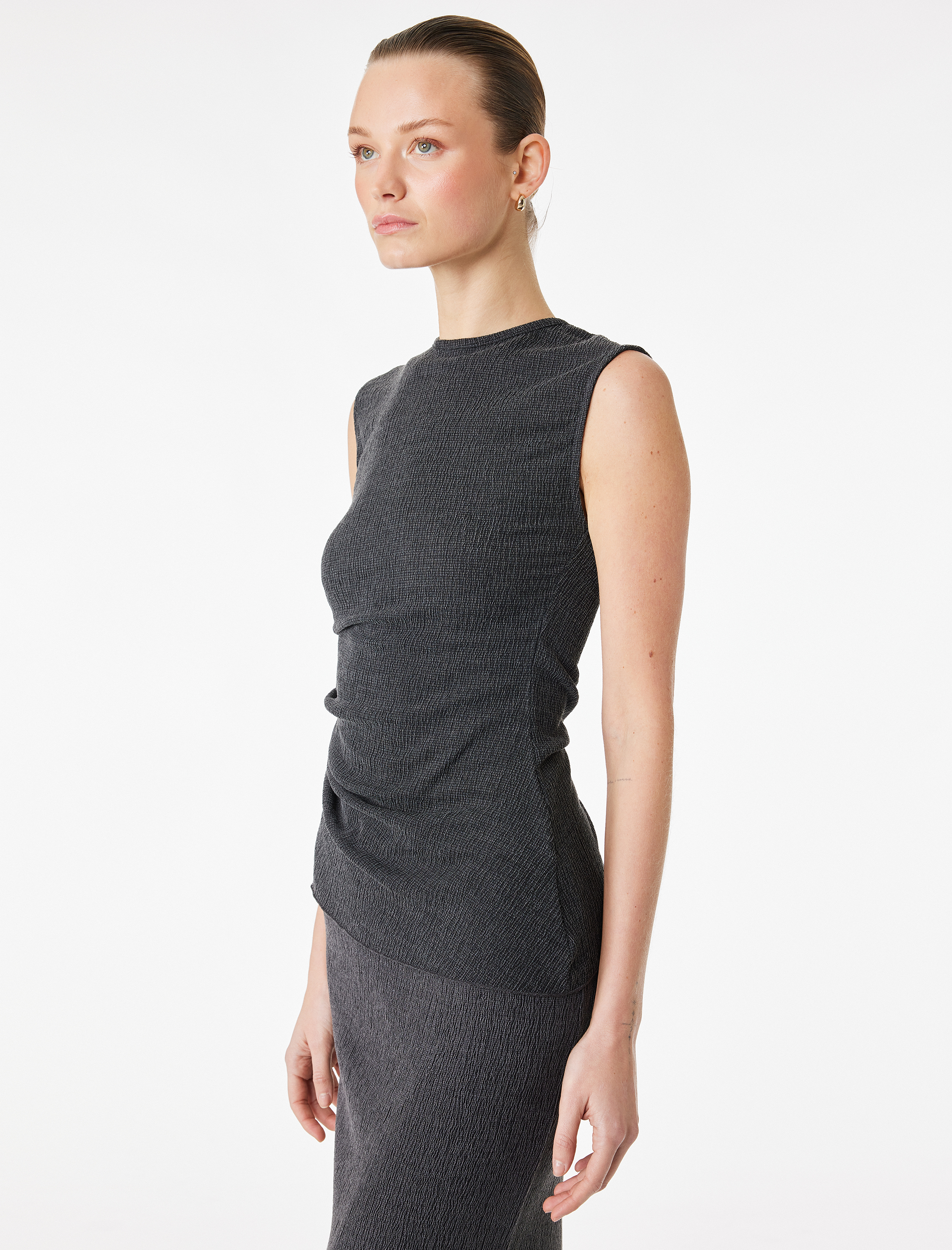   Bürümcük Kumaş Asimetrik Kesim Drape Detaylı Kolsuz Bisiklet Yaka Bluz