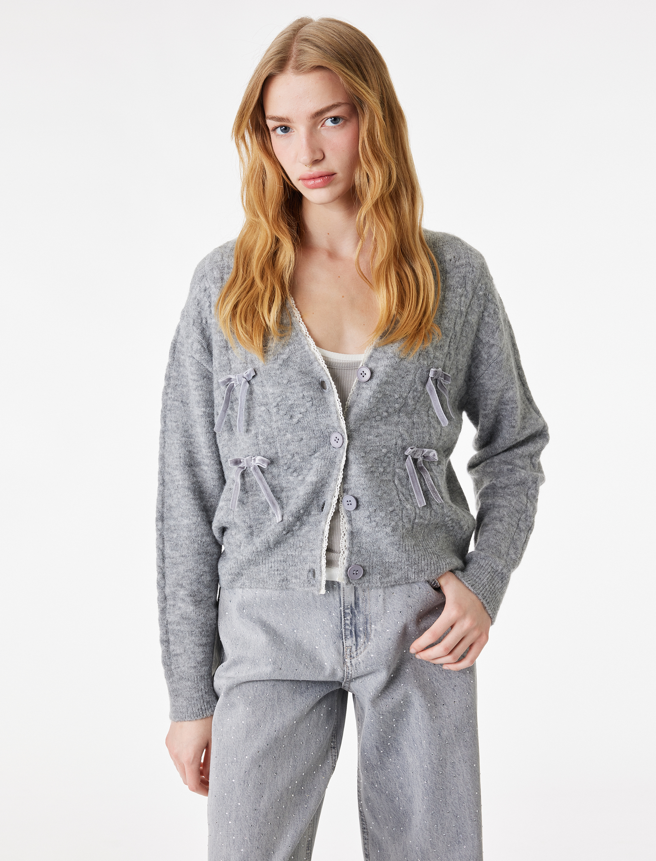   Dantel Detaylı Fiyonklu Düğmeli V Yaka Triko Hırka