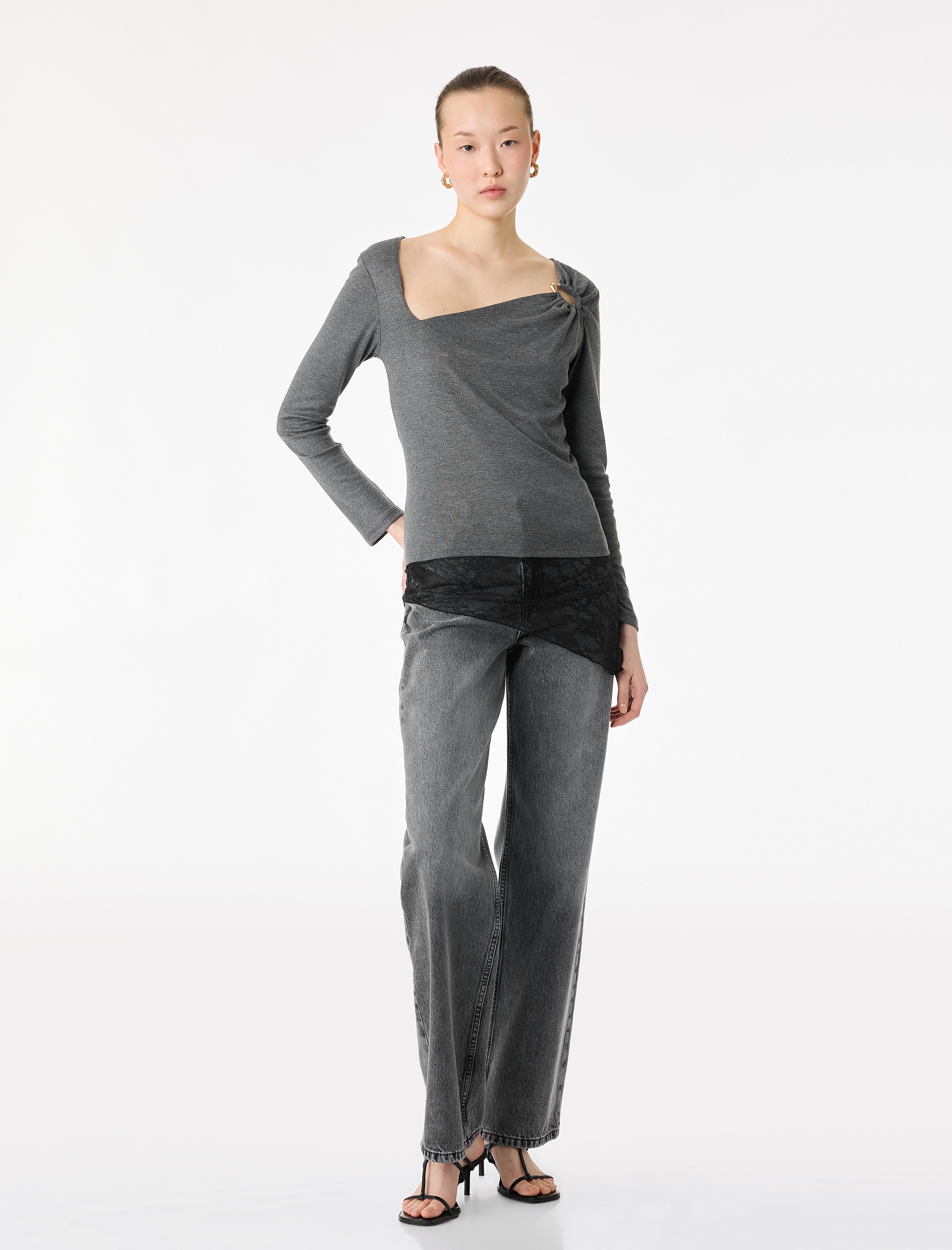   Slim Fit Uzun Kollu Aksesuar Detaylı Asimetrik Yaka Tişört