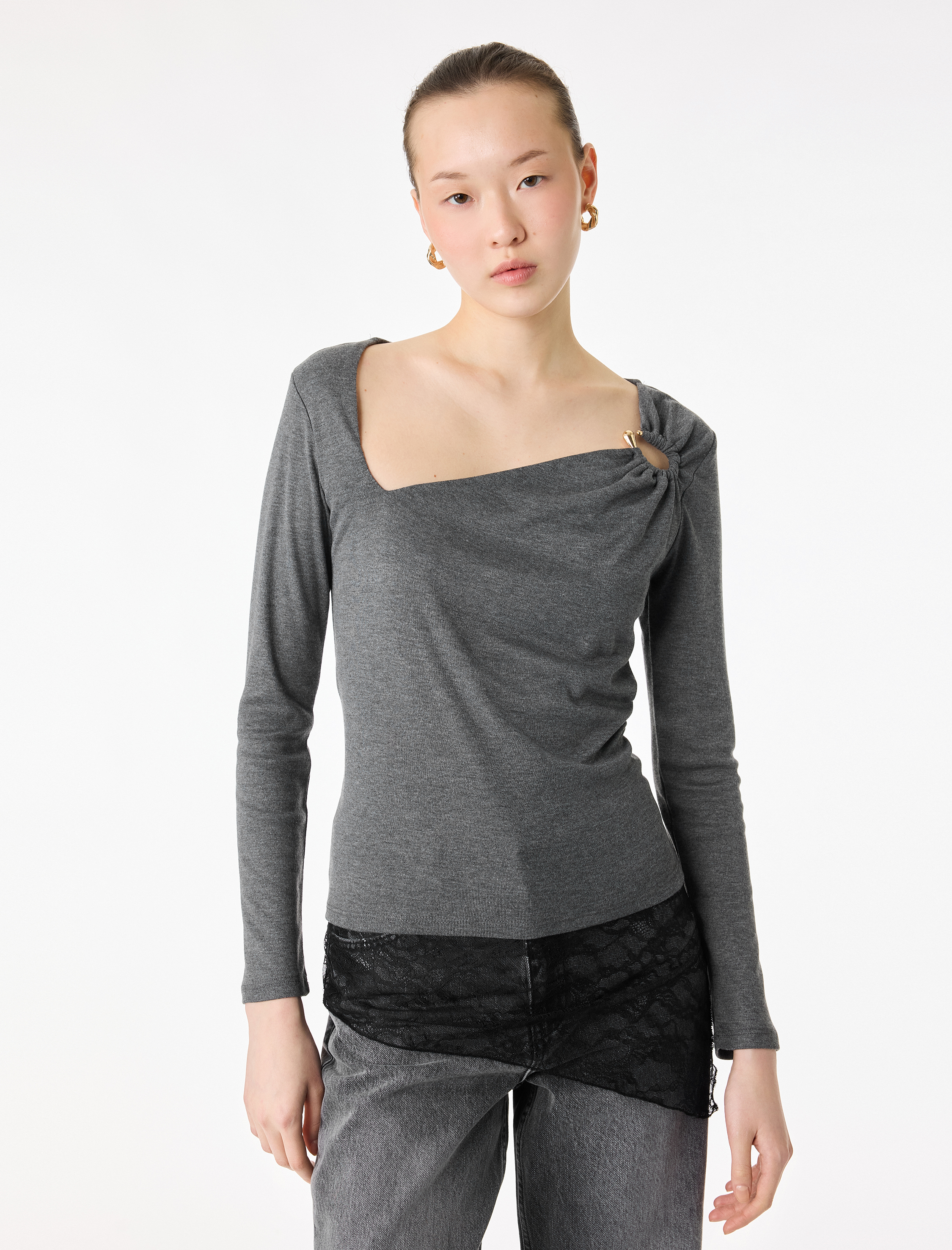   Slim Fit Uzun Kollu Aksesuar Detaylı Asimetrik Yaka Tişört