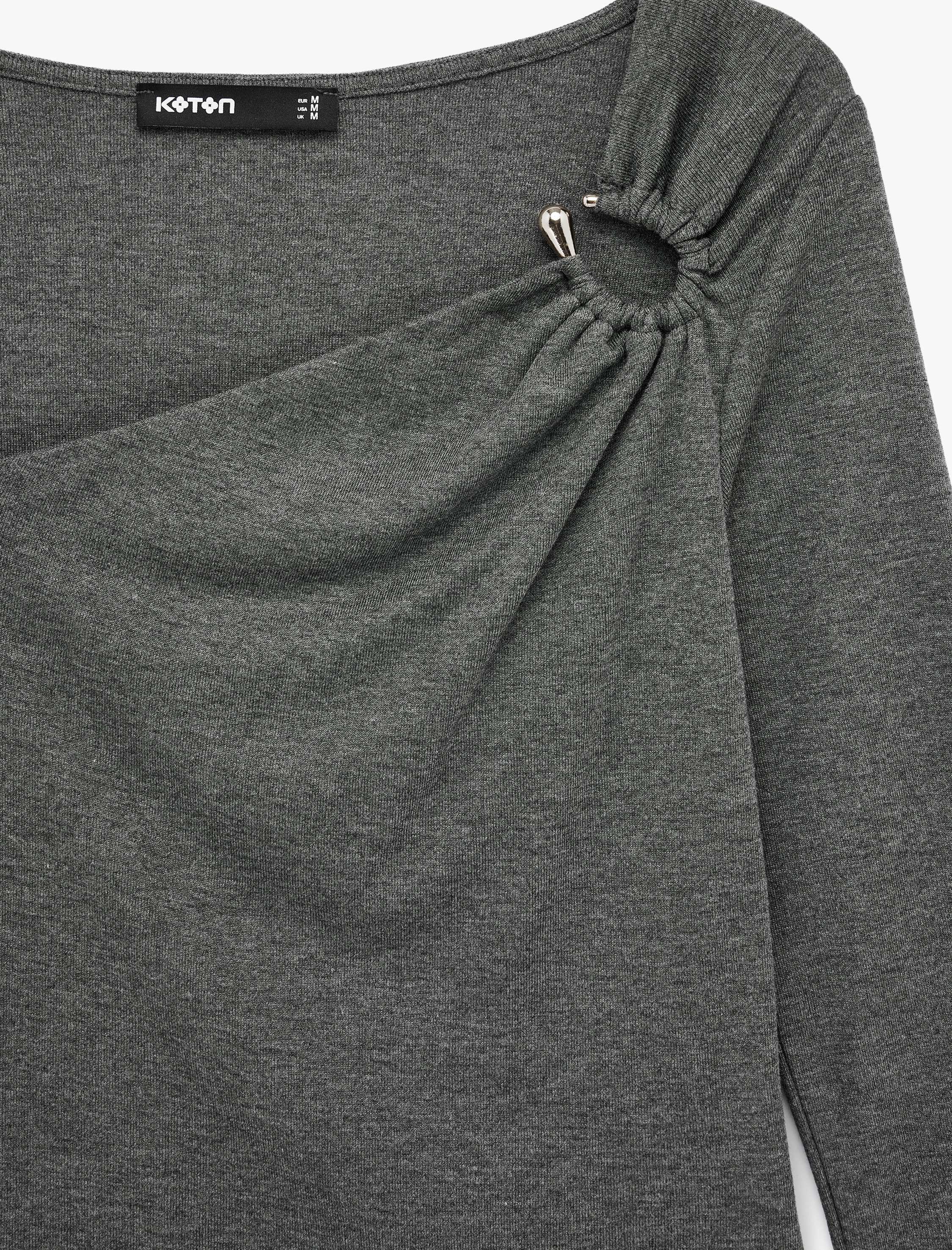   Slim Fit Uzun Kollu Aksesuar Detaylı Asimetrik Yaka Tişört