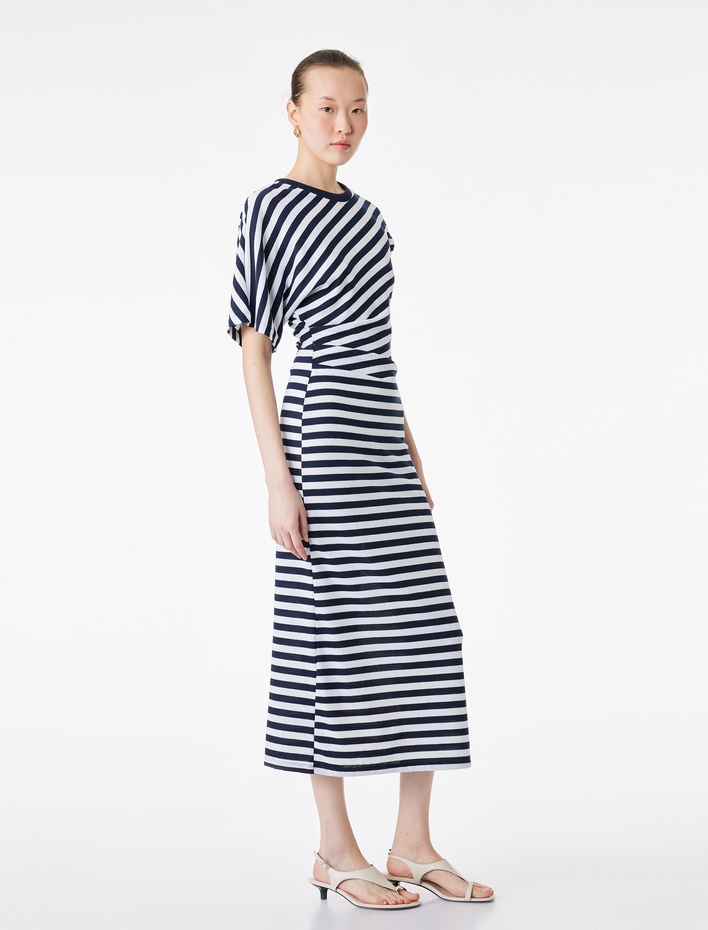  Kısa Kollu Bisiklet Yaka Drape Detaylı Çizgili Midi Elbise