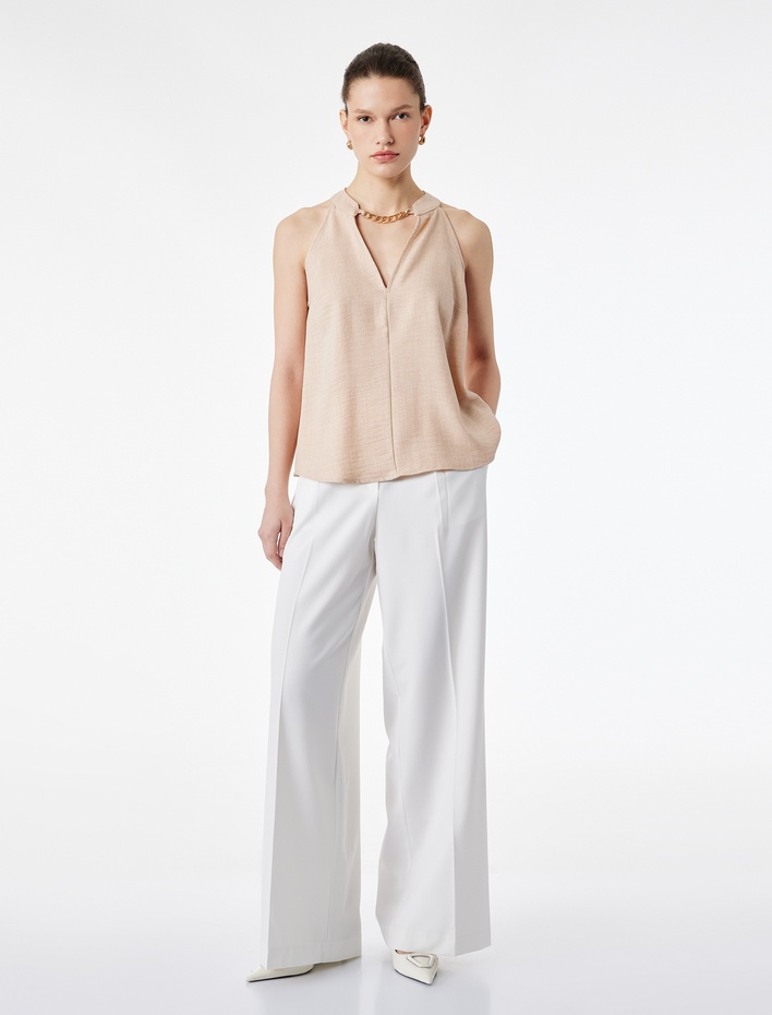  Metal Zincir Aksesuarlı Pencere Detaylı Kolsuz Halter Yaka Bluz