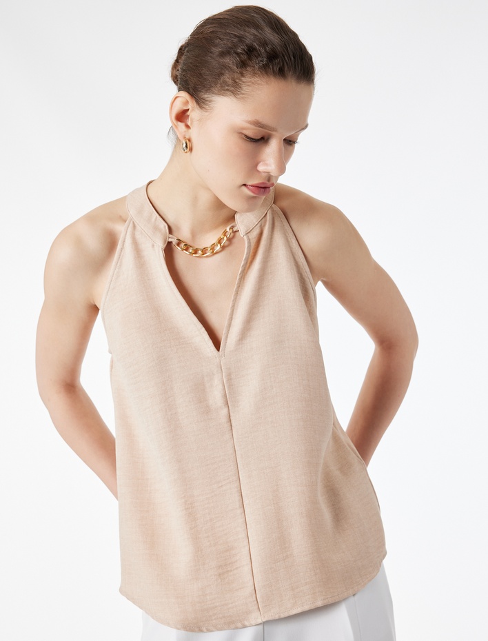  Metal Zincir Aksesuarlı Pencere Detaylı Kolsuz Halter Yaka Bluz