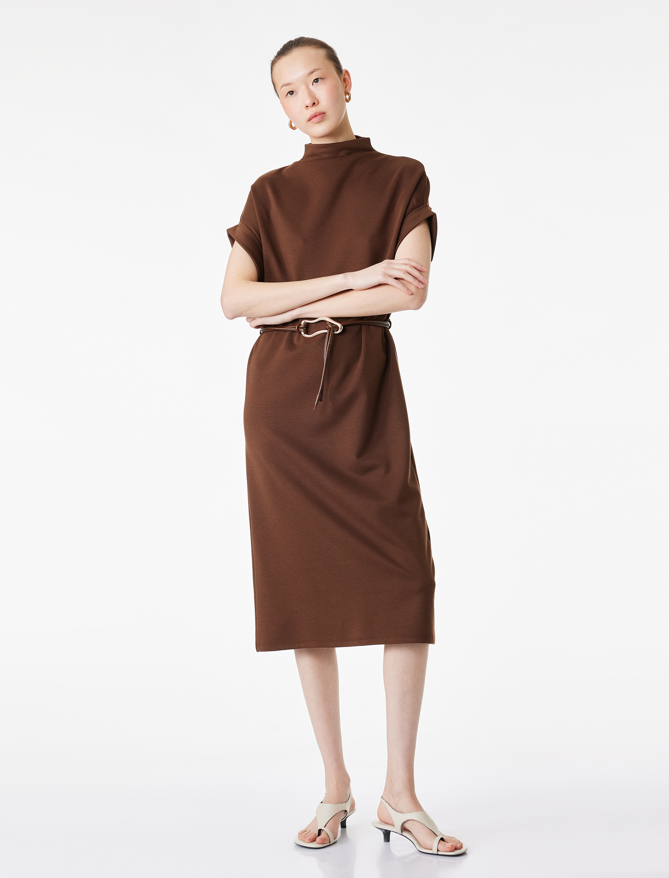   Düşük Omuz Kap Kol Hafif Dik Yaka Kemerli Midi Elbise