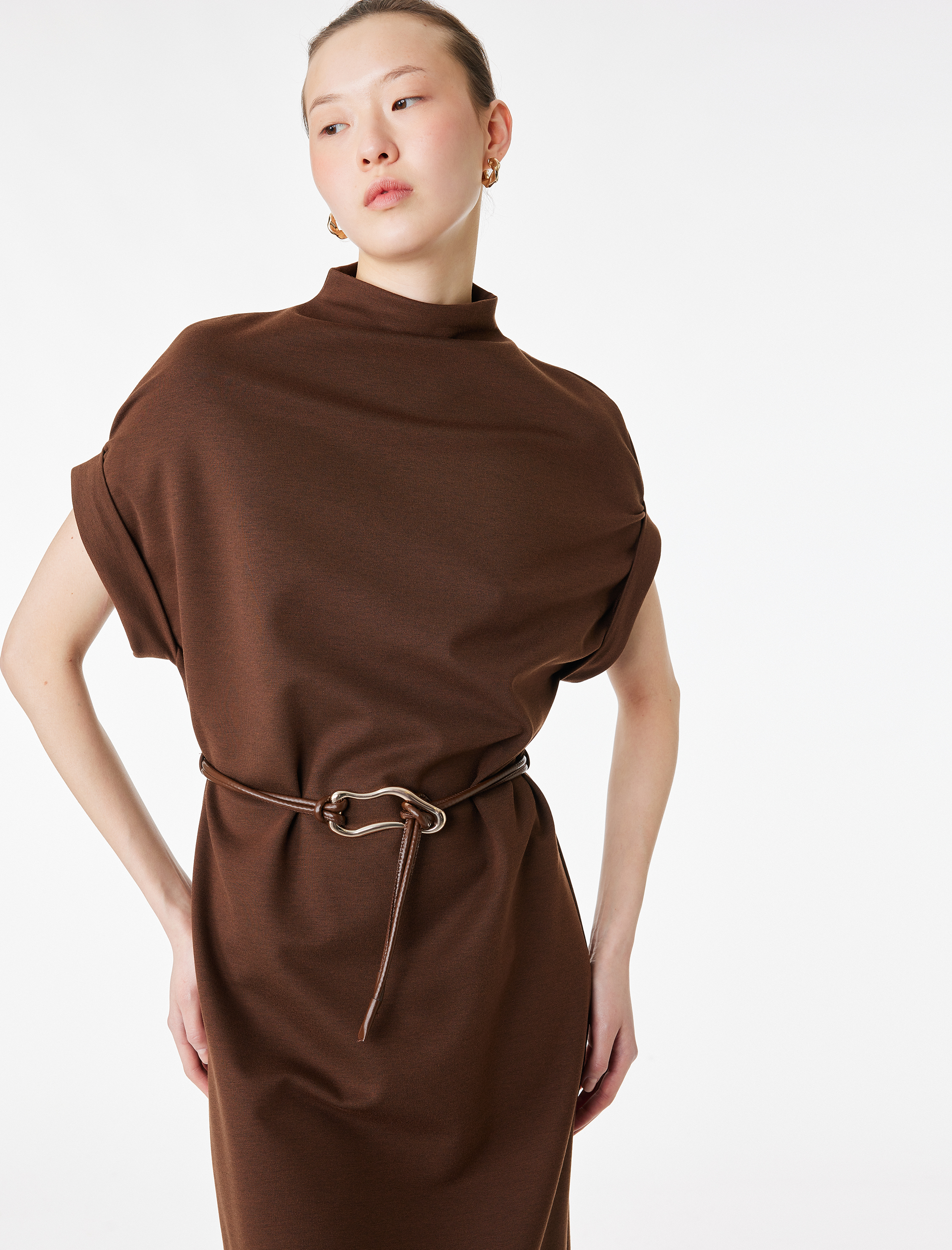   Düşük Omuz Kap Kol Hafif Dik Yaka Kemerli Midi Elbise